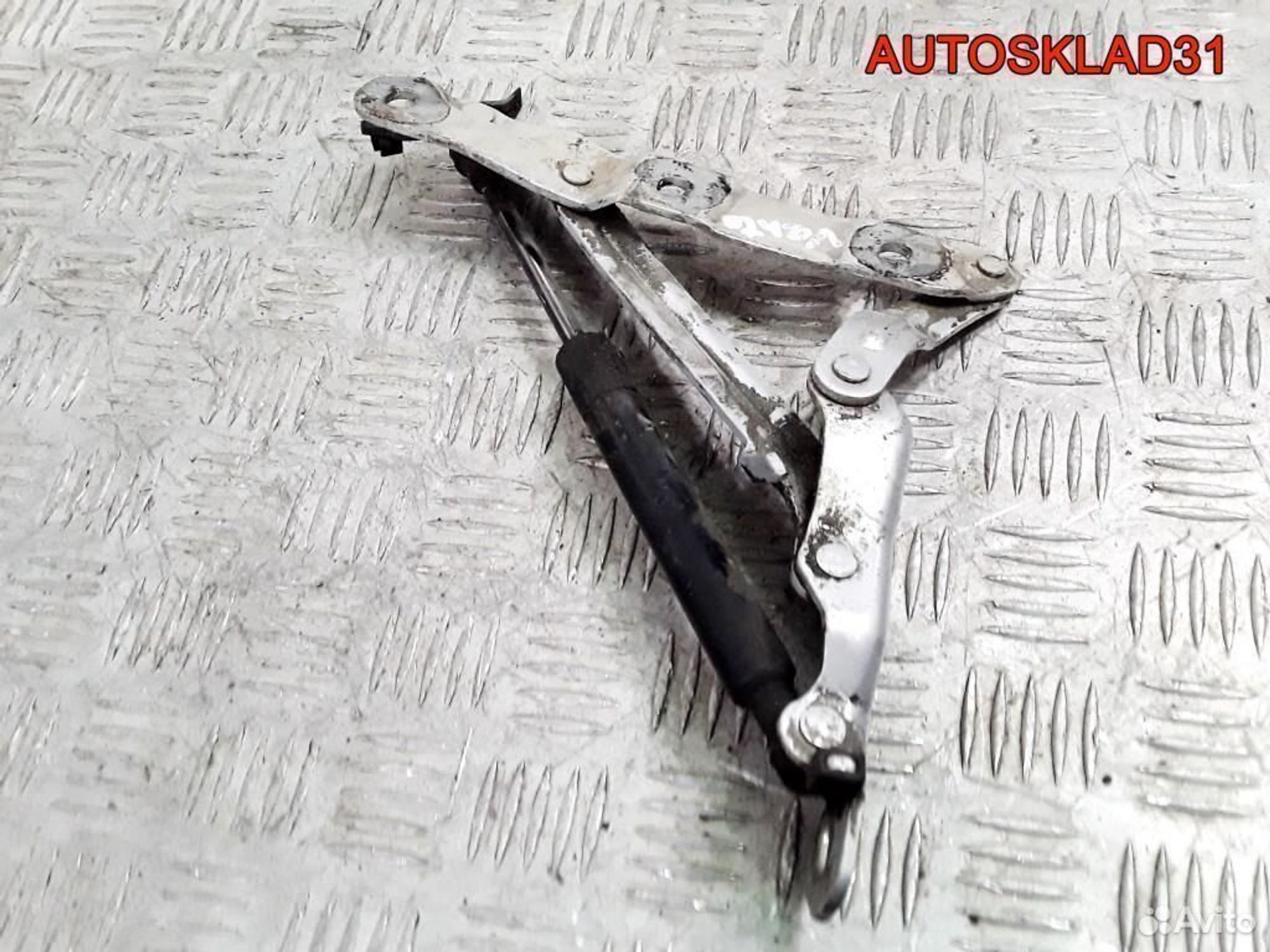 Петля крышки багажника левая VW Golf 3 1H5827301C, 1100 рублей, Дубовое