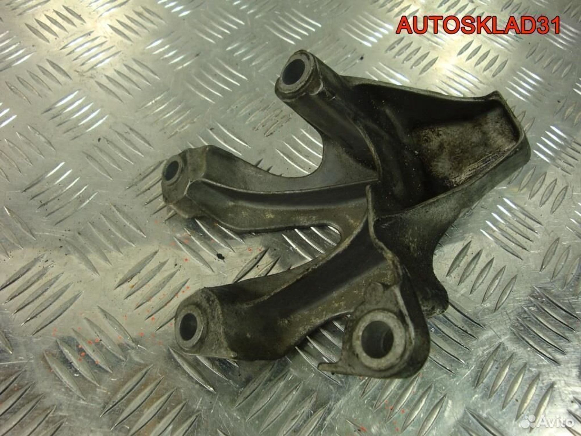 Кронштейн двигателя левый Audi A4 B7 8E0199307E, 600 рублей, Дубовое