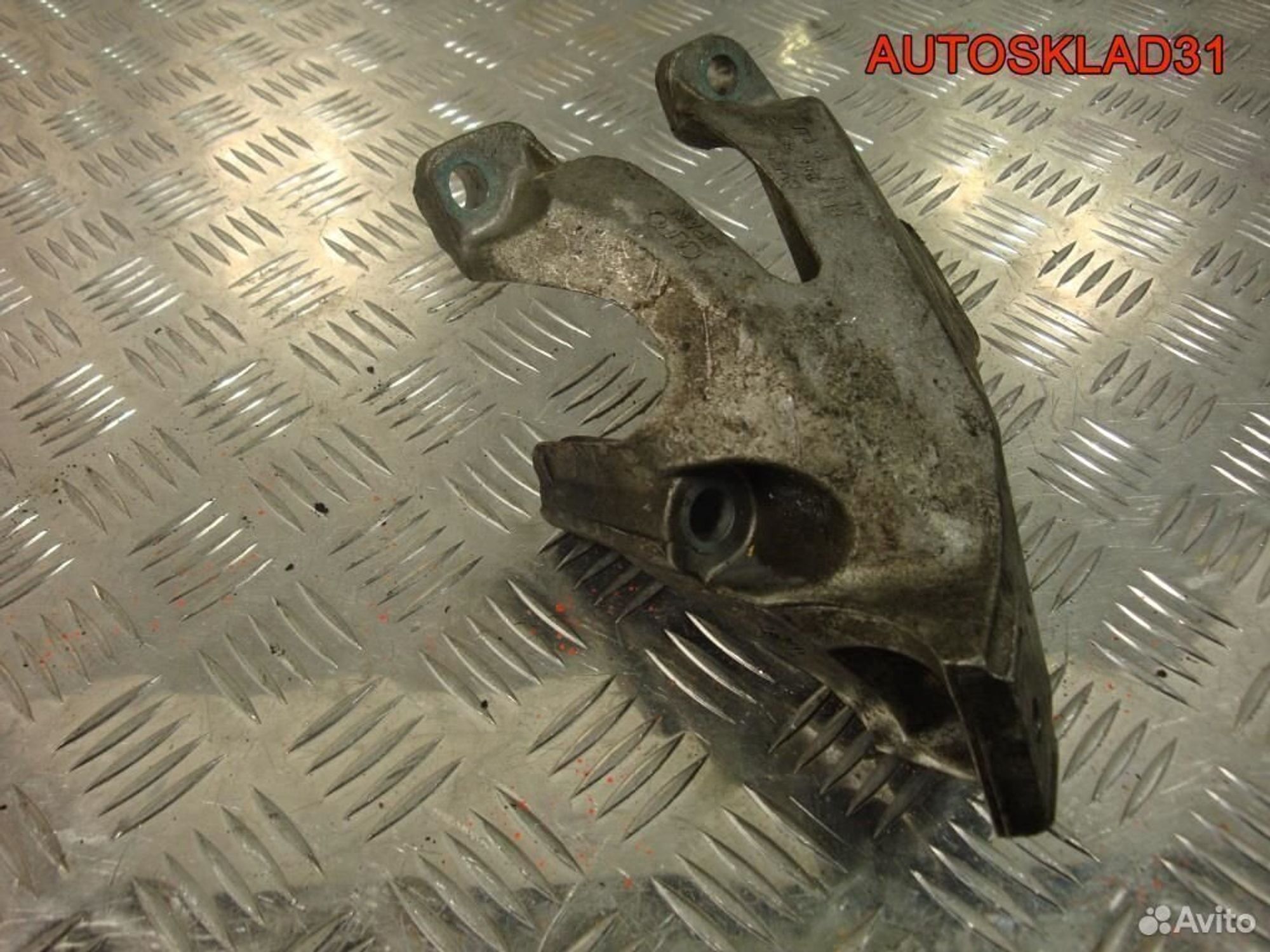 Кронштейн двигателя левый Audi A4 B7 8E0199307E, 600 рублей, Дубовое