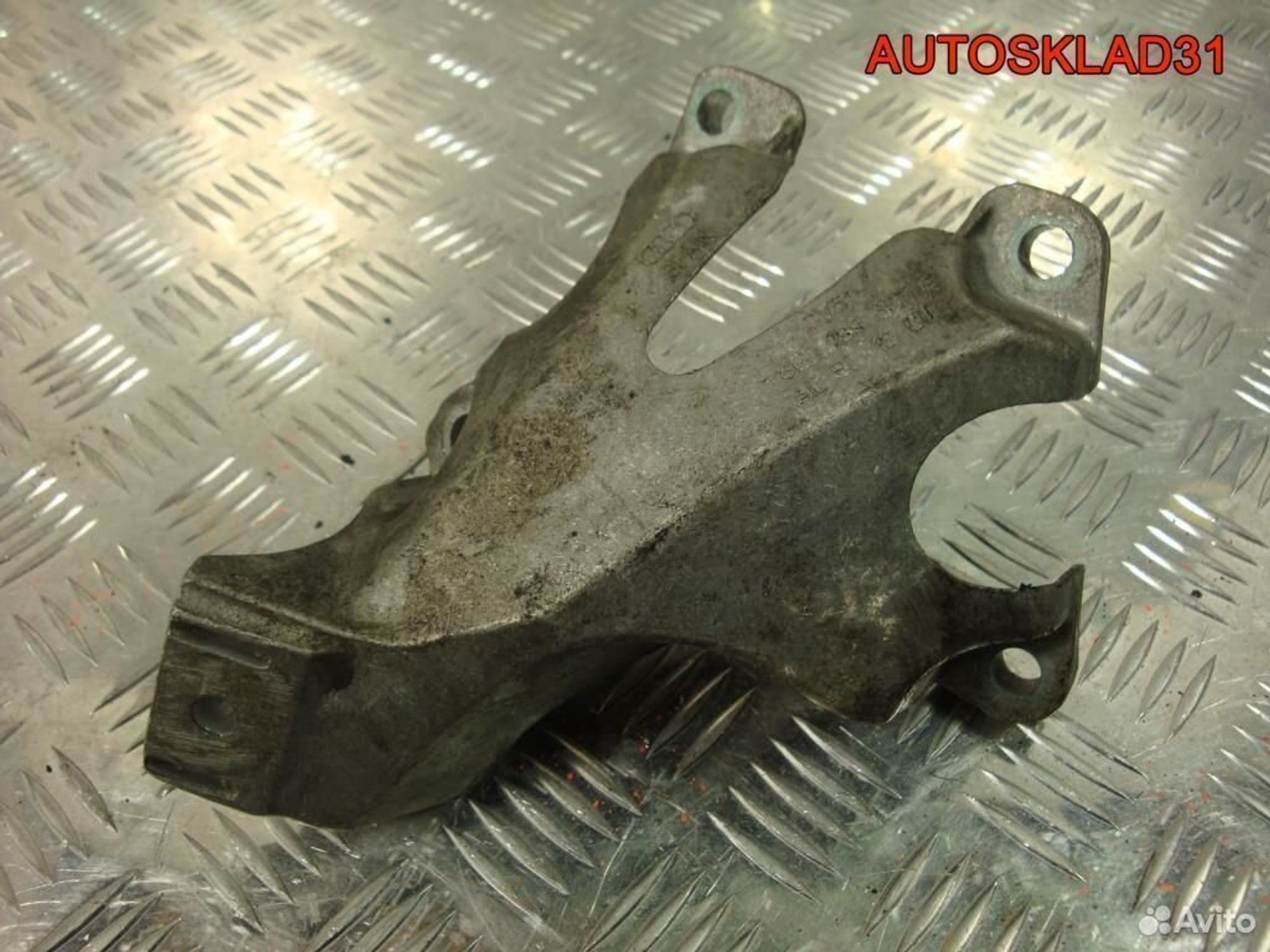 Кронштейн двигателя левый Audi A4 B7 8E0199307E, 600 рублей, Дубовое