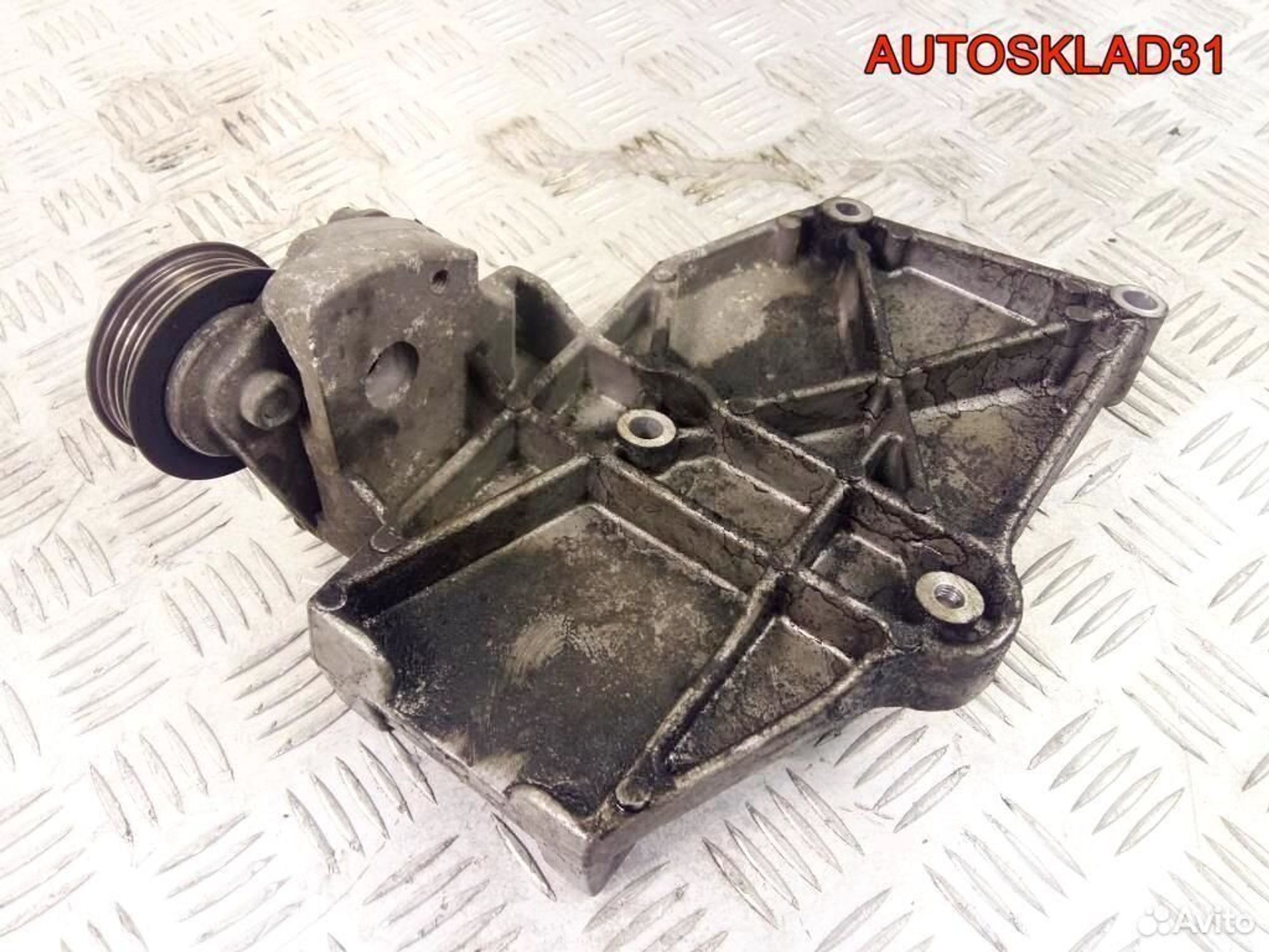 Кронштейн кондиционера VW Passat B5 AFN 028260885A, 1700 рублей, Дубовое