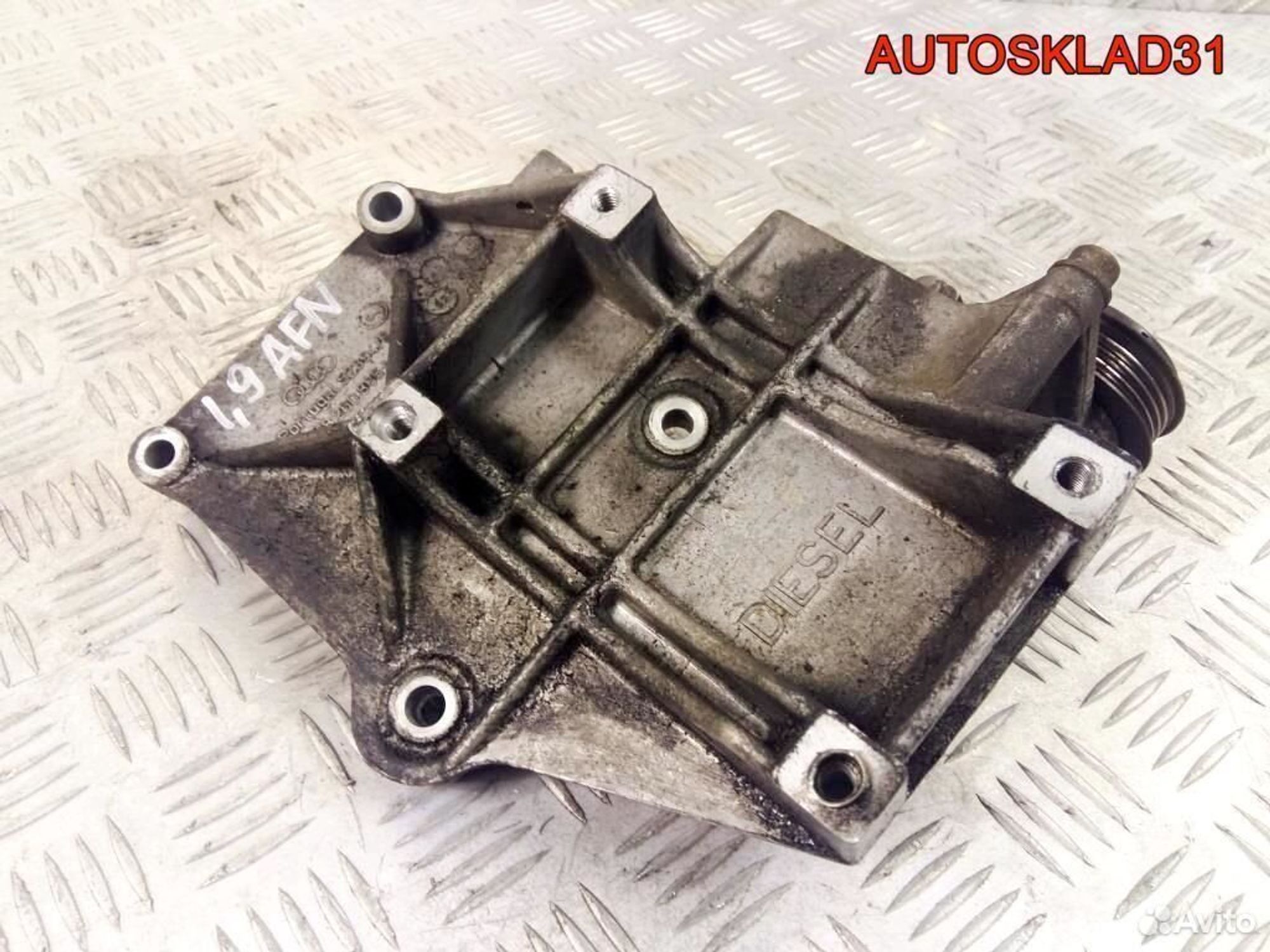 Кронштейн кондиционера VW Passat B5 AFN 028260885A, 1700 рублей, Дубовое