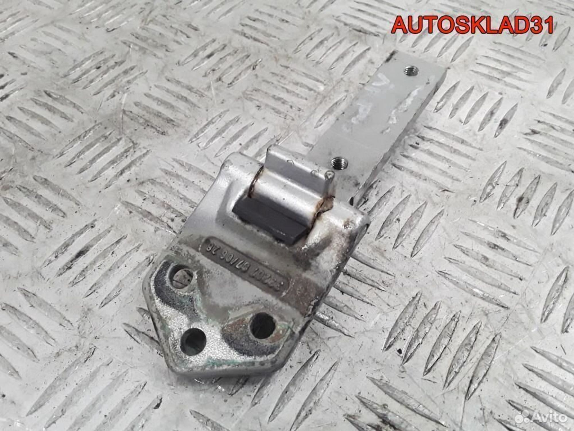 Петля двери багажника Volkswagen Caddy 2K0827151C, 1100 рублей, Дубовое