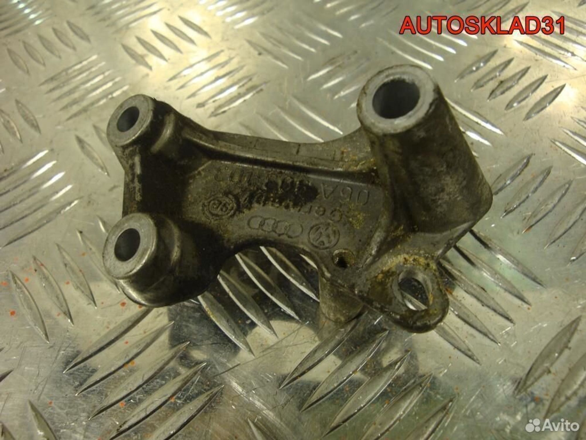 Кронштейн катушки зажигания VW Passat B6 06A903103, 600 рублей, Дубовое