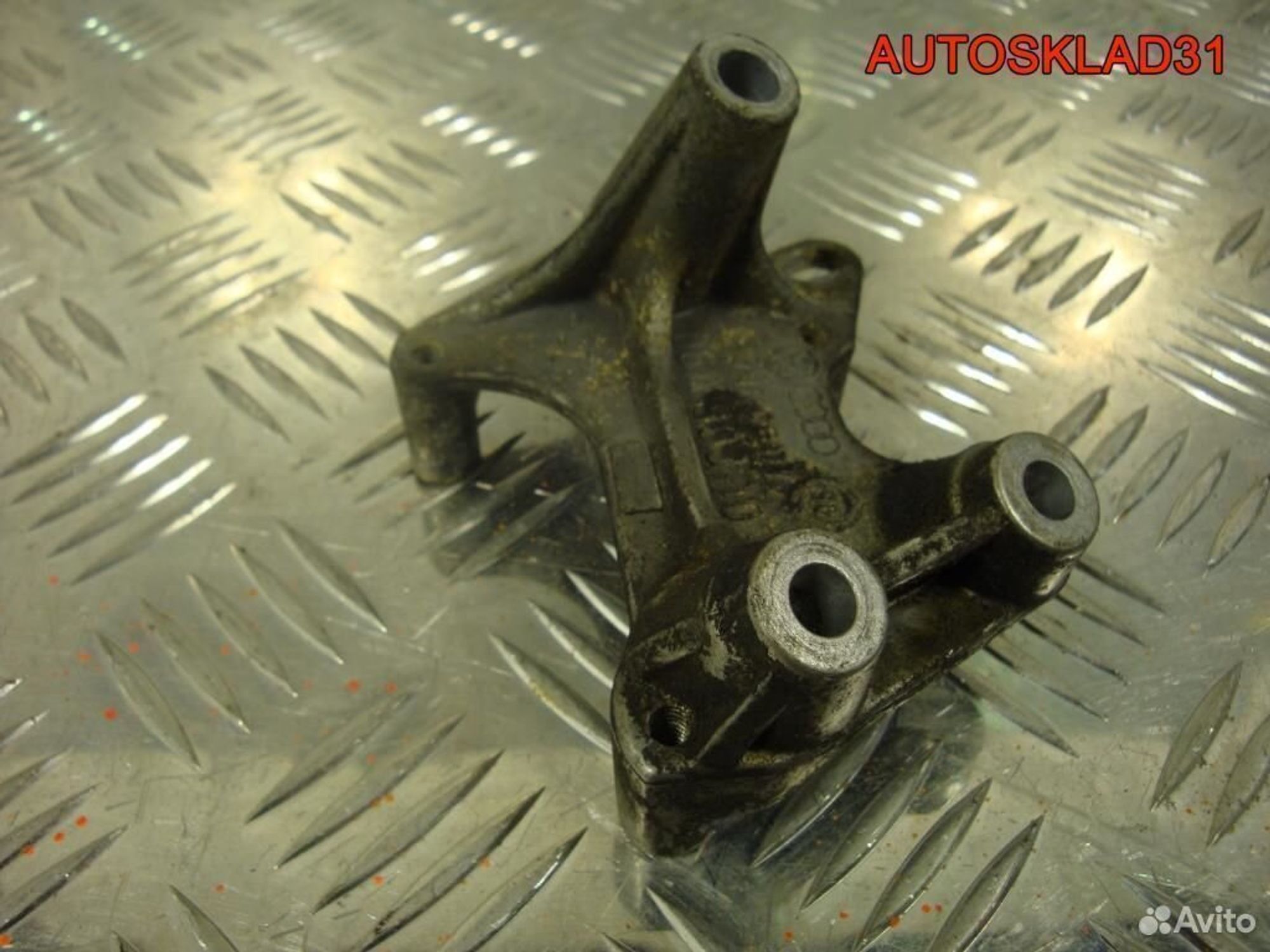 Кронштейн катушки зажигания VW Passat B6 06A903103, 600 рублей, Дубовое