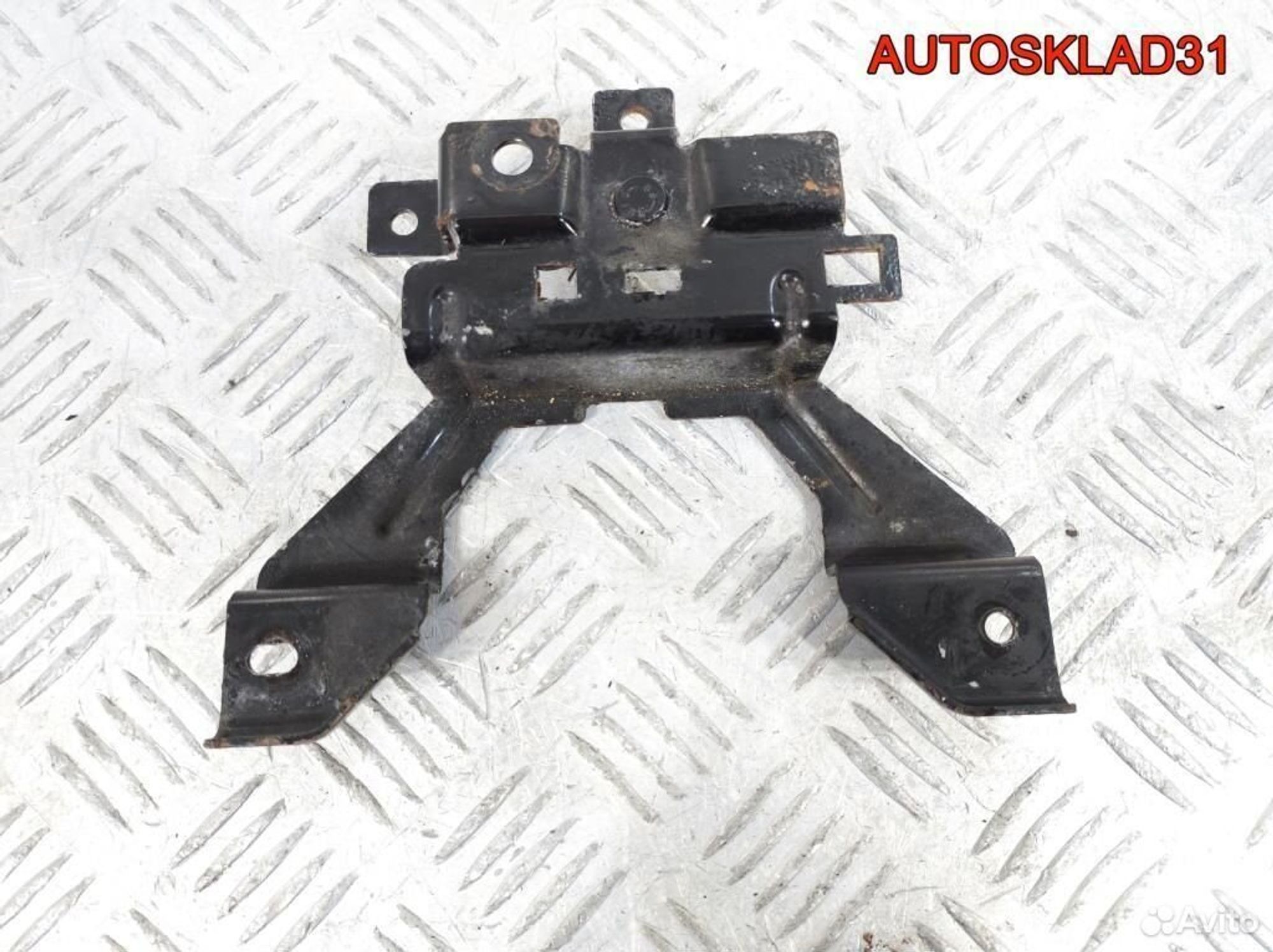 Кронштейн замка капота Ford Fiesta 6 8v51a16860aa, 1100 рублей, Дубовое