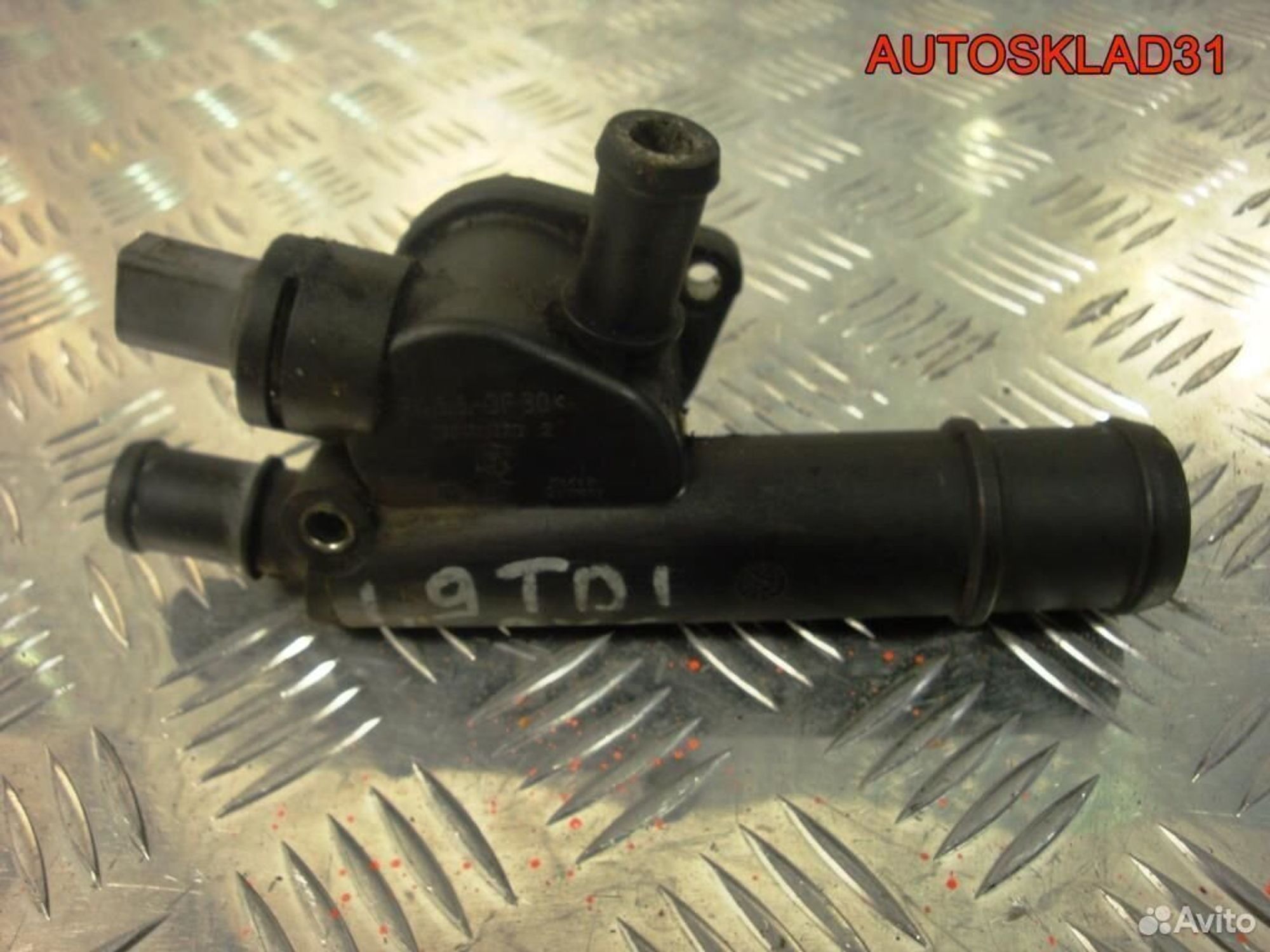 Фланец системы охлаждения VW Passat B6 038121132D, 600 рублей, Дубовое