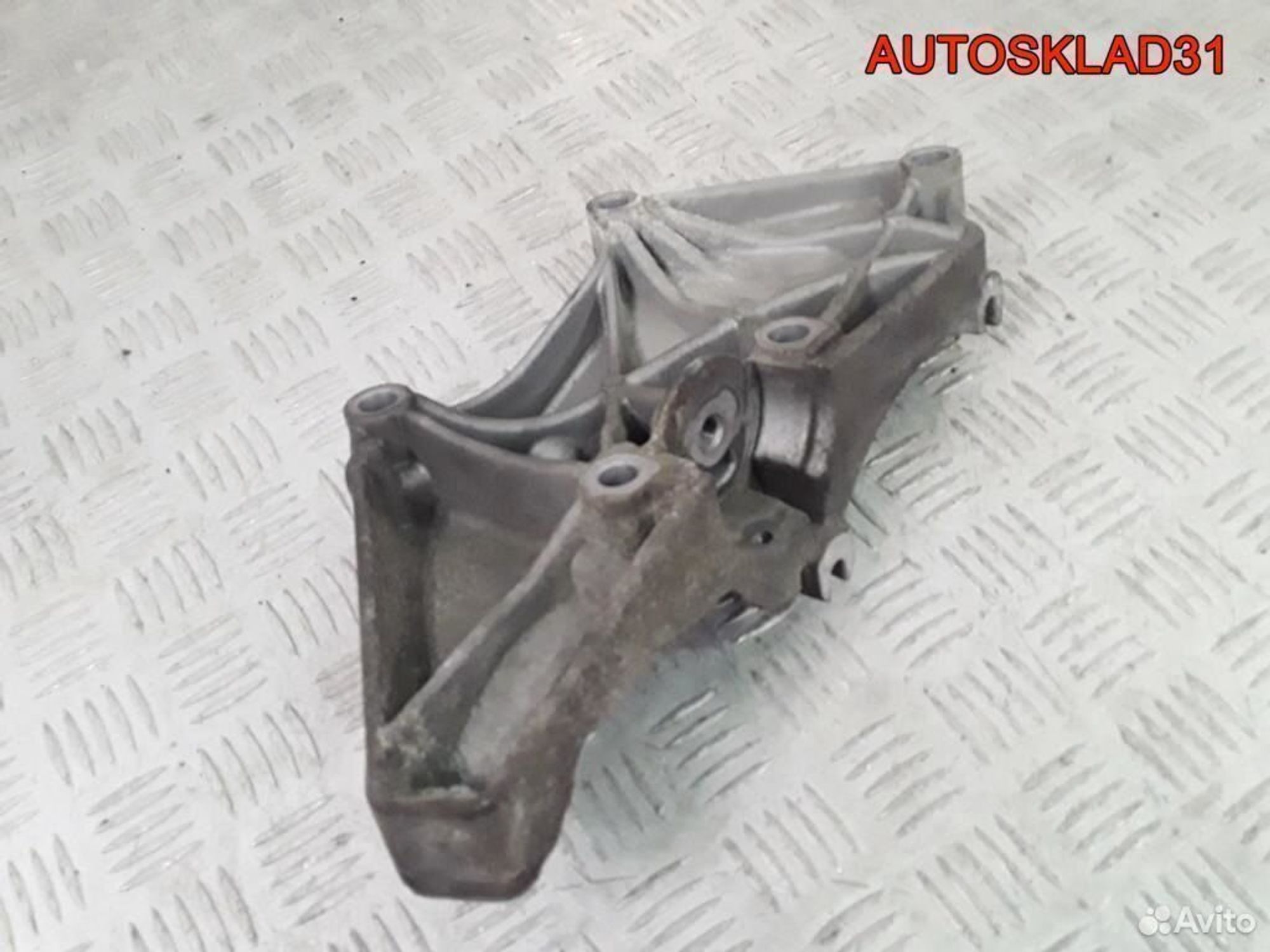 Кронштейн генератора Renault Megane 2 8200100148, 1100 рублей, Дубовое