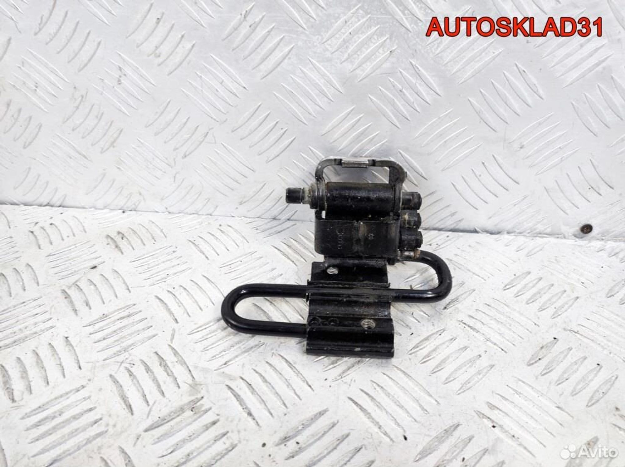 Петля двери задней левой Audi A8 D3 4E0833411C, 1700 рублей, Дубовое