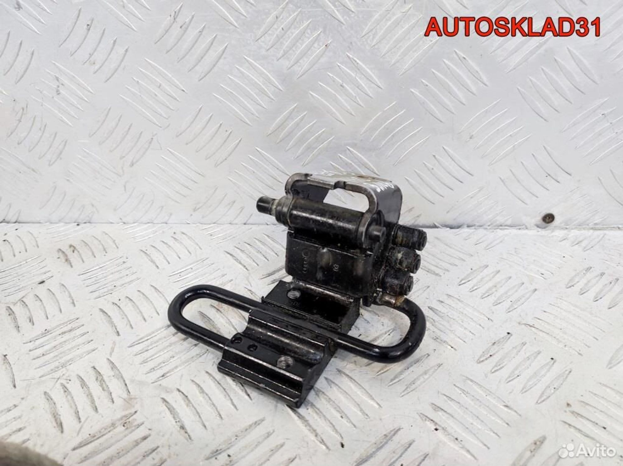 Петля двери задней левой Audi A8 D3 4E0833411C, 1700 рублей, Дубовое