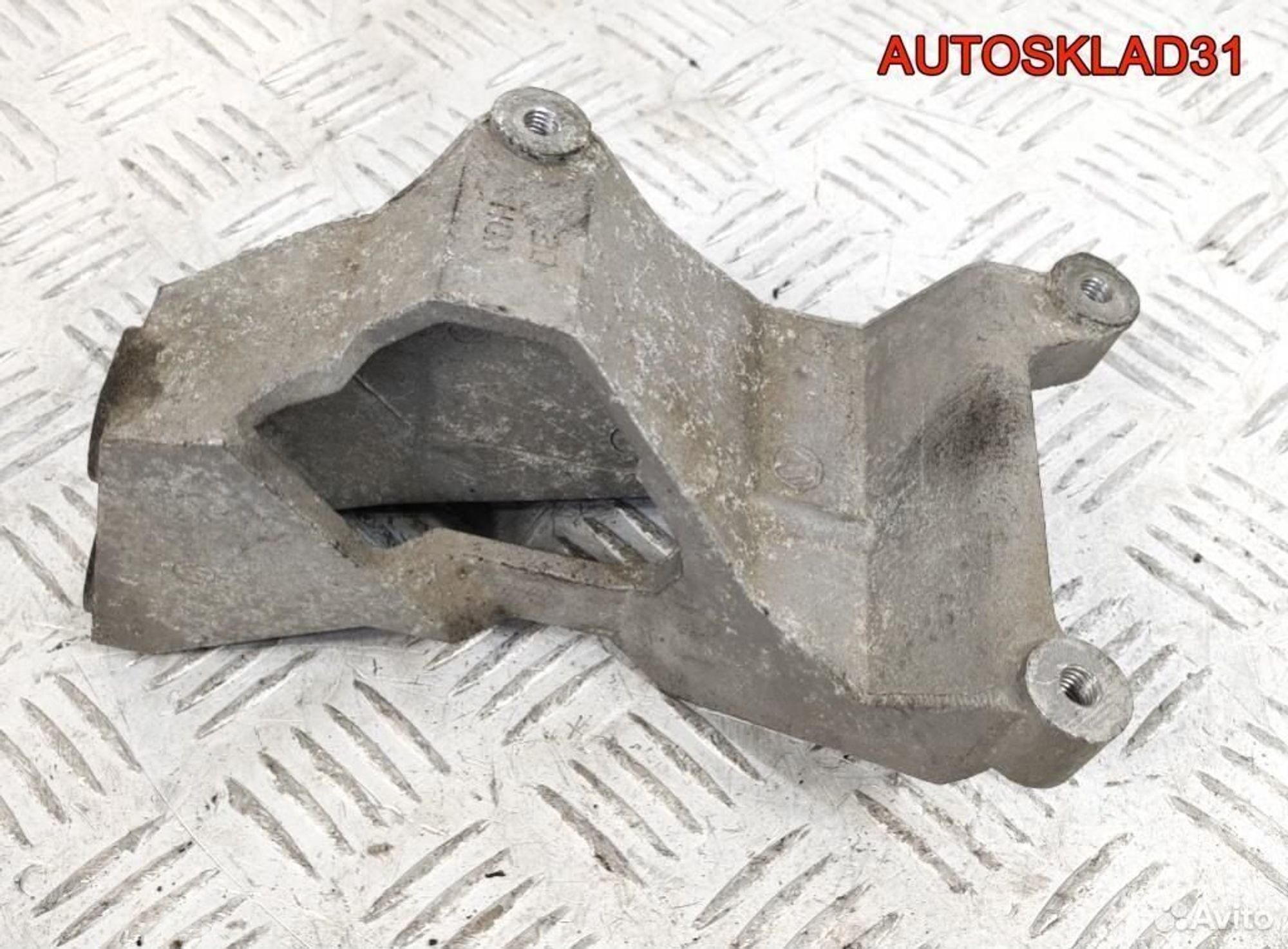 Кронштейн двигателя VW Golf 4 1.9 AQM 038129723E, 1100 рублей, Дубовое