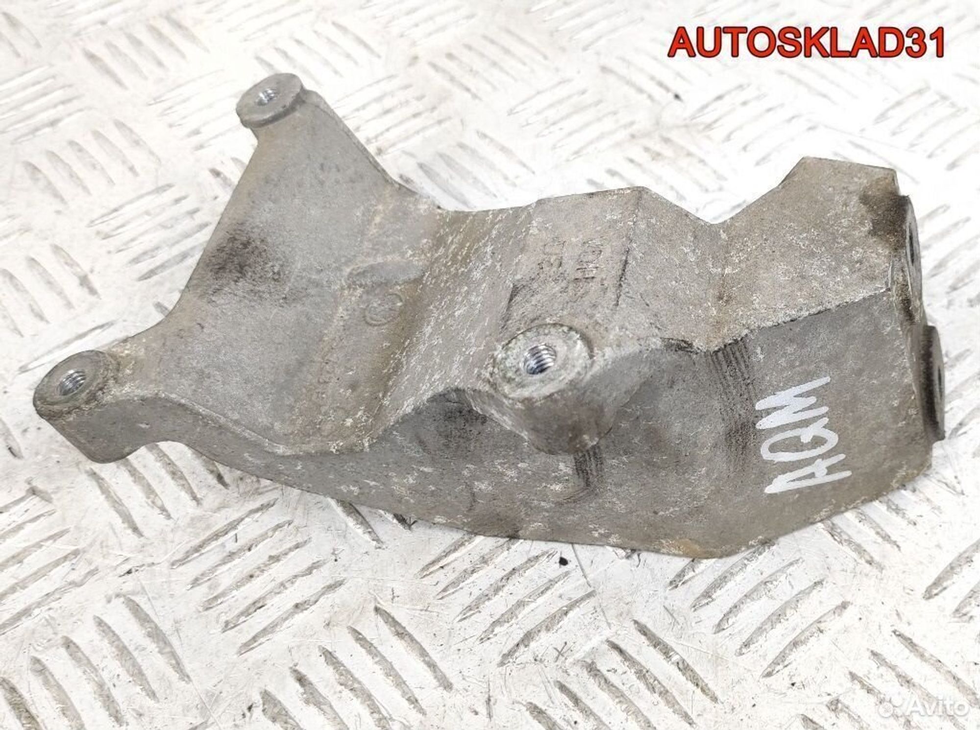 Кронштейн двигателя VW Golf 4 1.9 AQM 038129723E, 1100 рублей, Дубовое