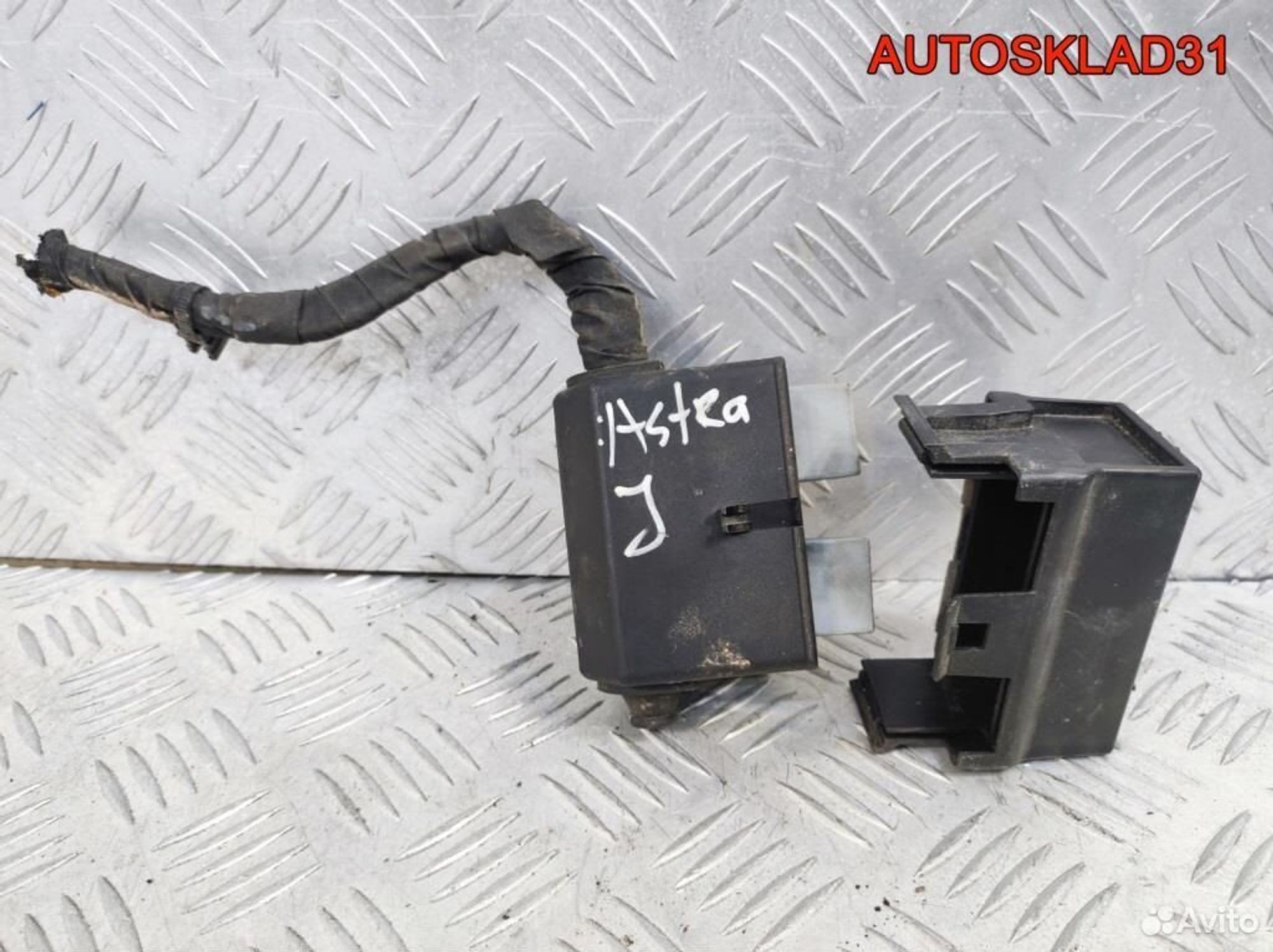 Блок реле Opel Astra J 1,6 A16XER 13351610, 1700 рублей, Дубовое
