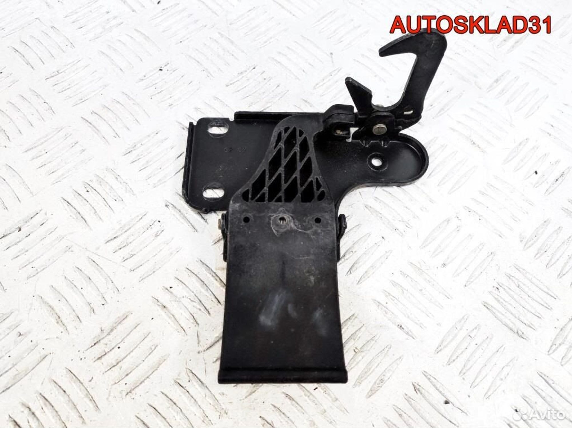 Крючок капота Audi A8 D3 4E0823485B, 700 рублей, Дубовое
