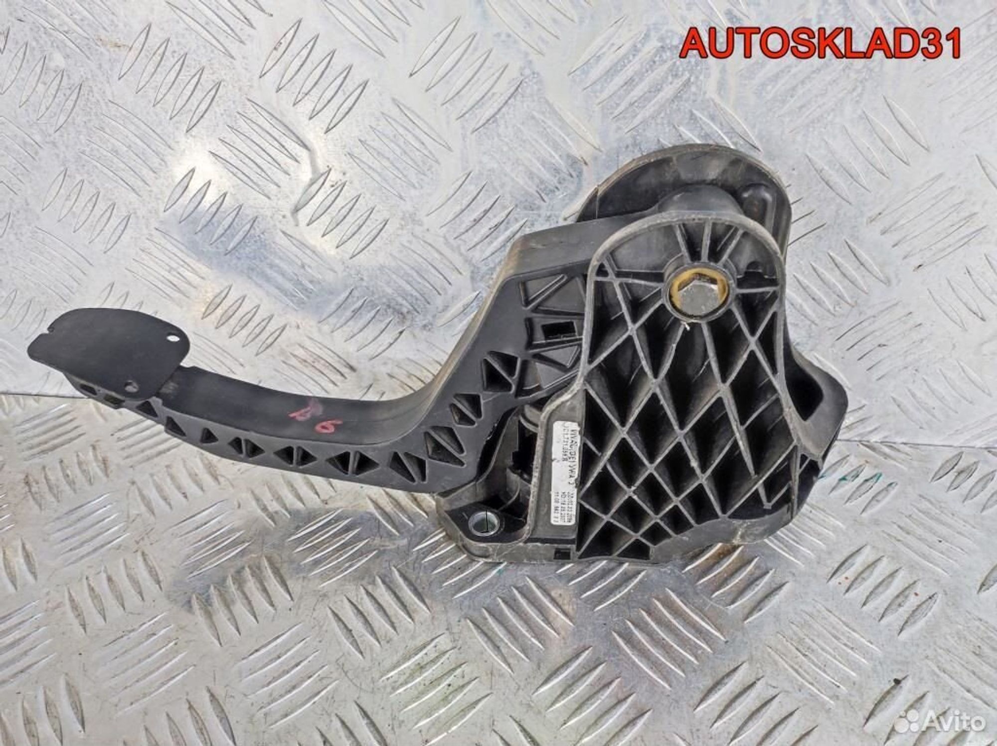 Педаль сцепления VW Passat B6 3C1721059R, 2300 рублей, Дубовое
