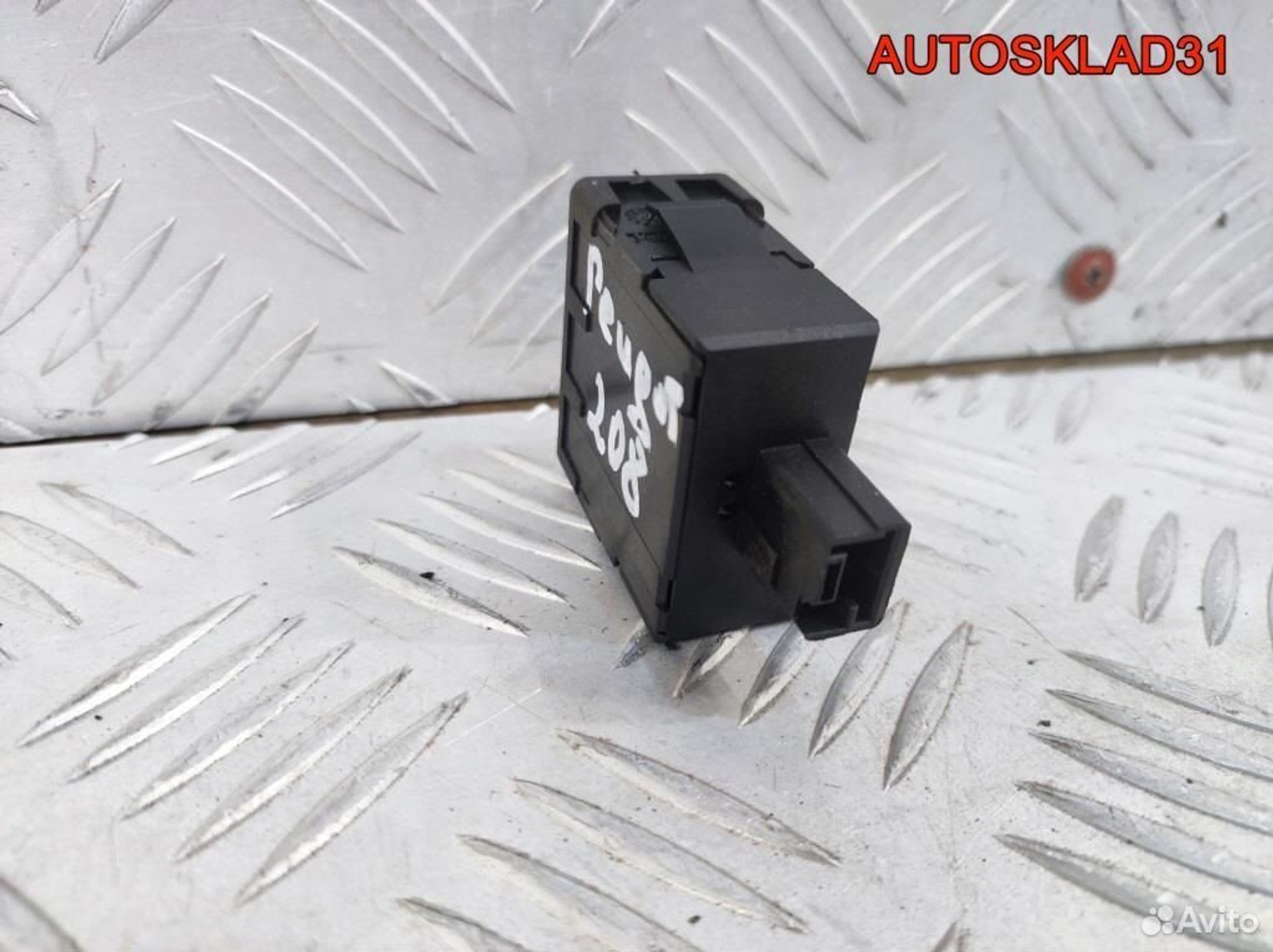 Кнопка корректора фар Peugeot 208 9801662777, 600 рублей, Дубовое