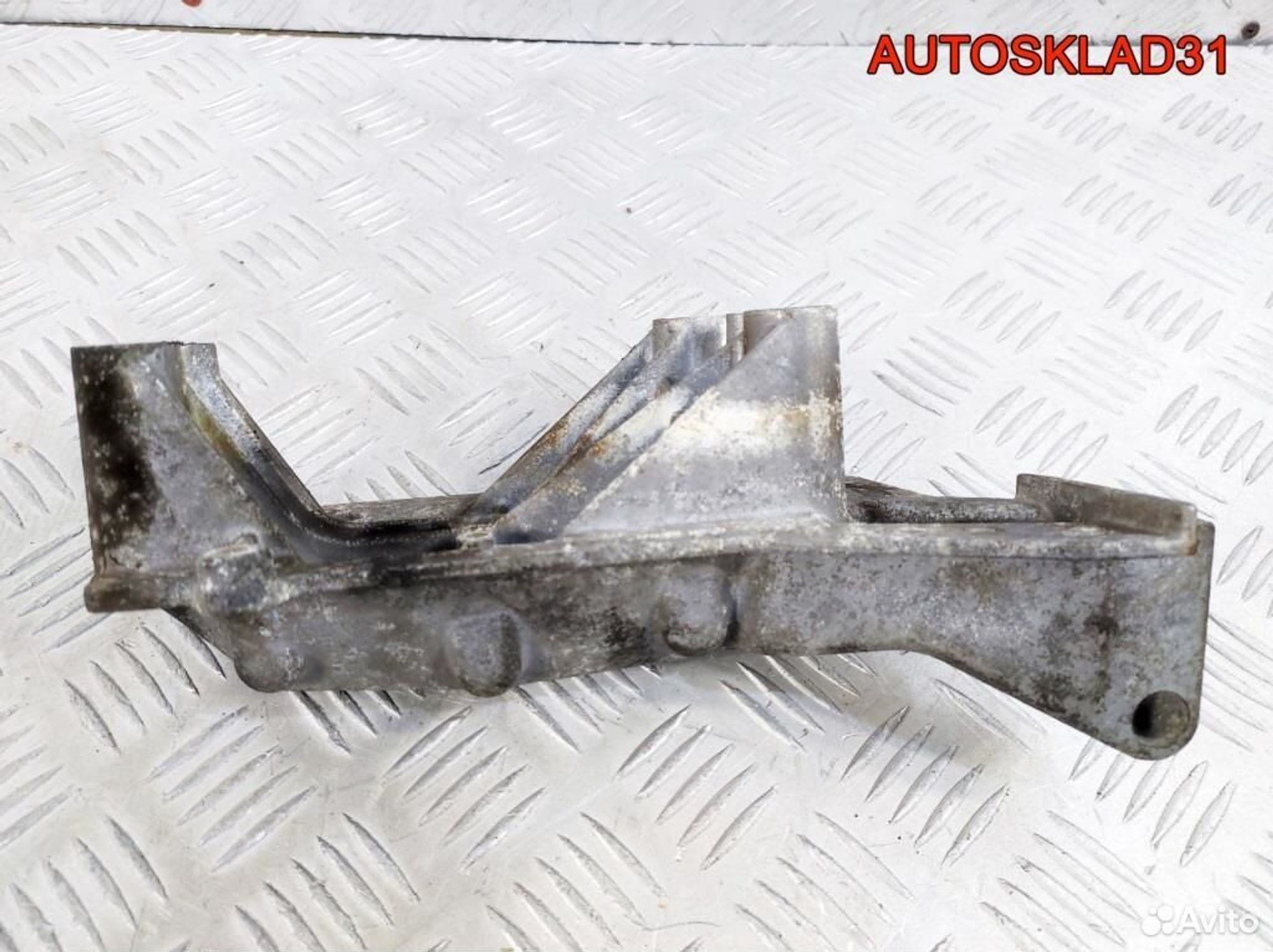 Кронштейн двигателя правый VW Polo 036199275AB, 1100 рублей, Дубовое