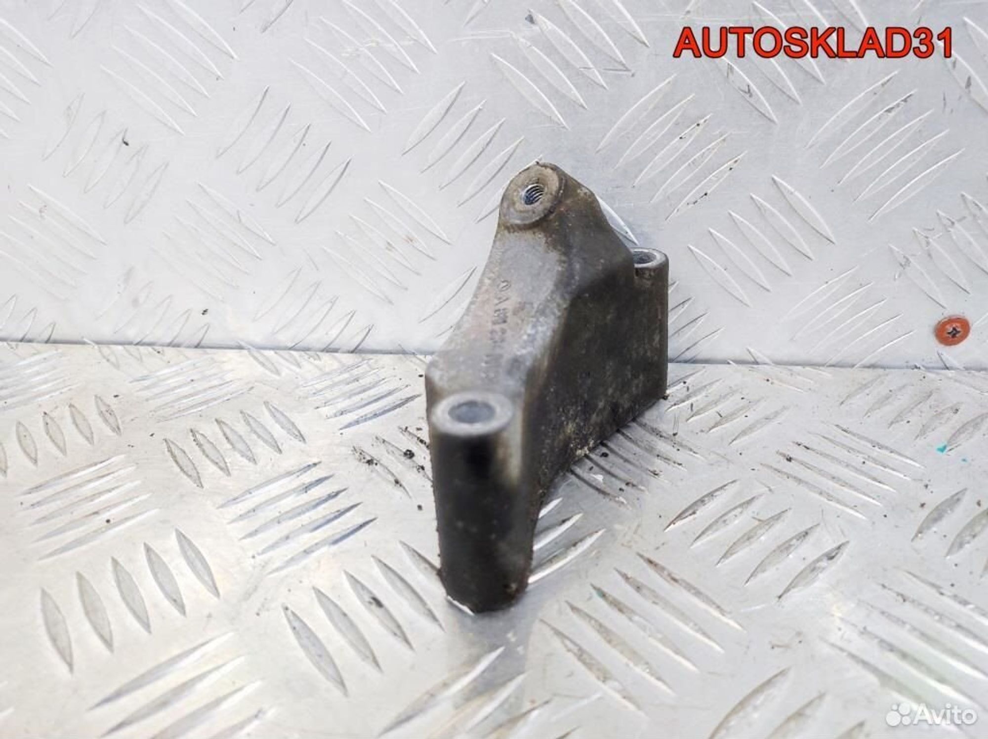 Кронштейн кондиционера Mercedes Vito 638 2,2 611, 900 рублей, Дубовое