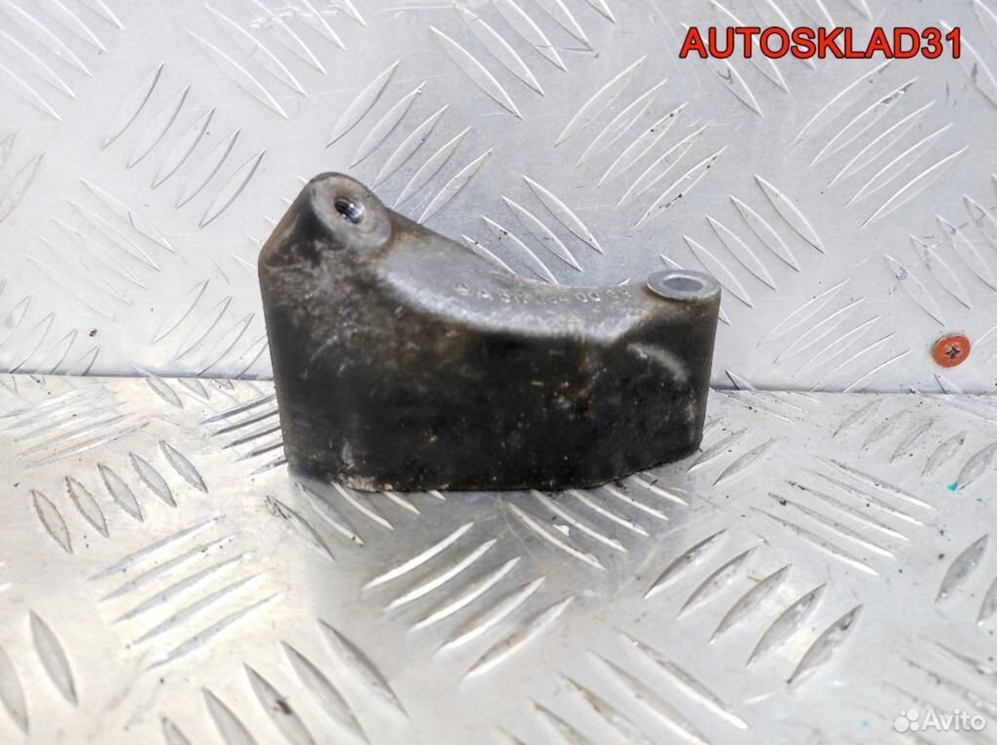 Кронштейн кондиционера Mercedes Vito 638 2,2 611, 900 рублей, Дубовое