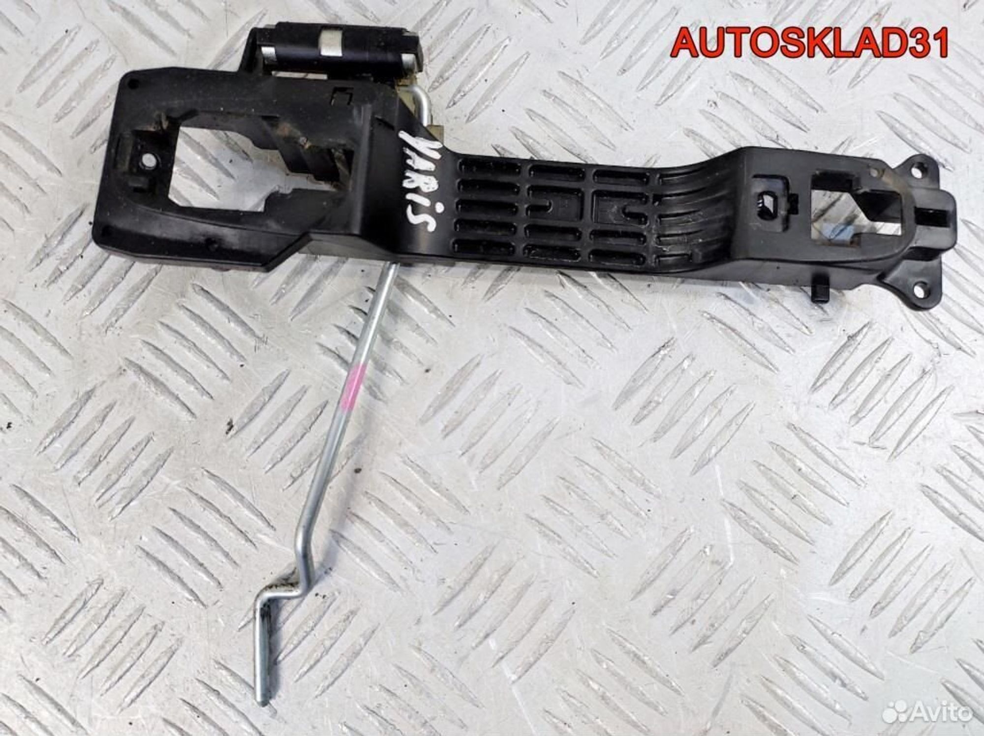 Кронштейн ручки двери передней правой Toyota Yaris, 600 рублей, Дубовое