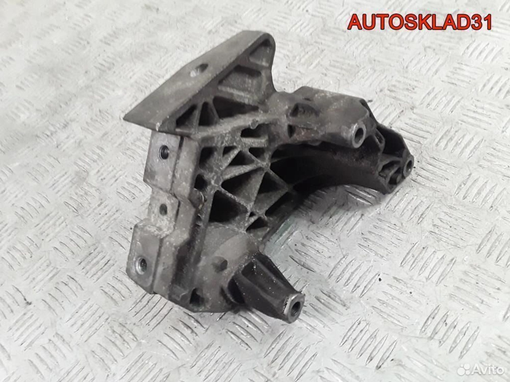 Кронштейн двигателя правый VW Passat B6 2.0 BLR, 1700 рублей, Дубовое