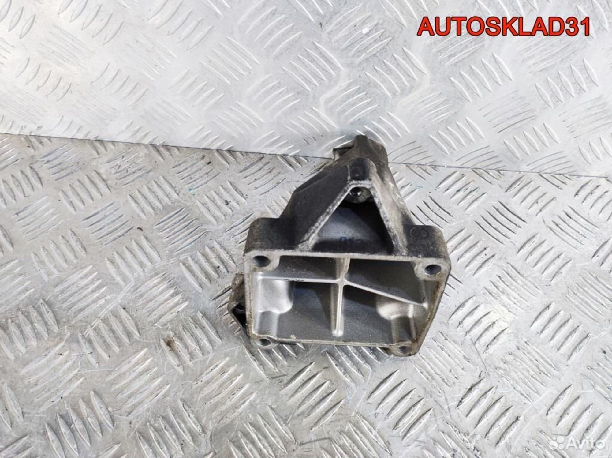 Кронштейн двигателя левый Mercedes W203 2712230904, 900 рублей, Дубовое