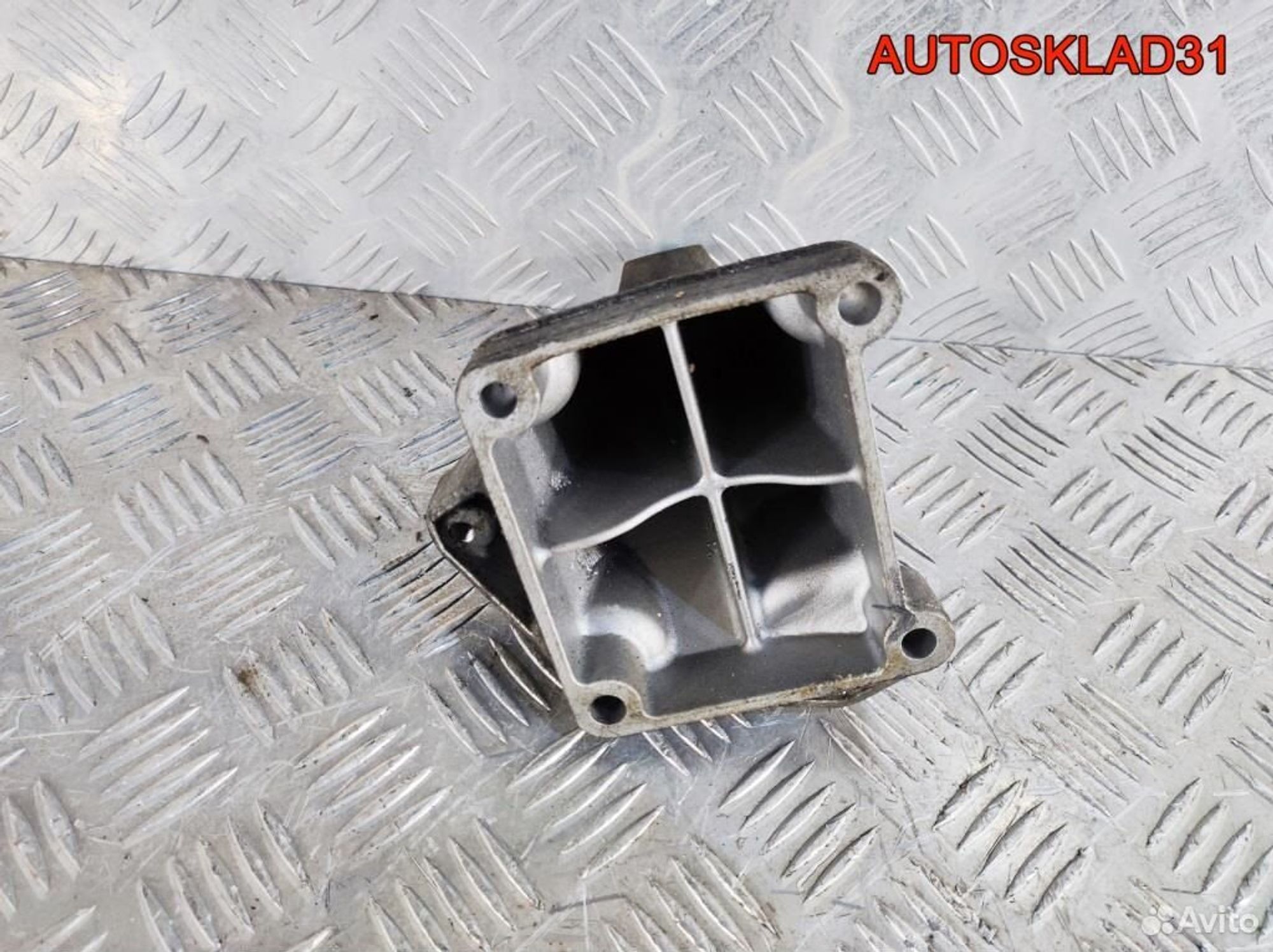 Кронштейн двигателя левый Mercedes W203 2712230904, 900 рублей, Дубовое