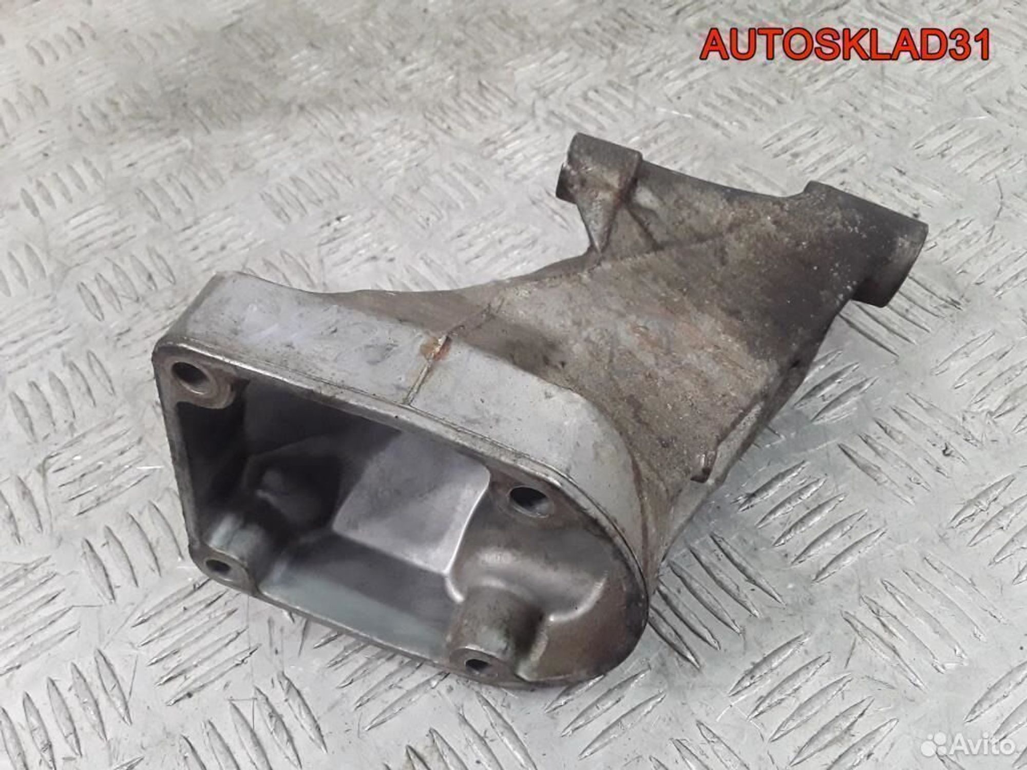 Кронштейн двигателя левый Mercedes W211 2.2 646, 600 рублей, Дубовое