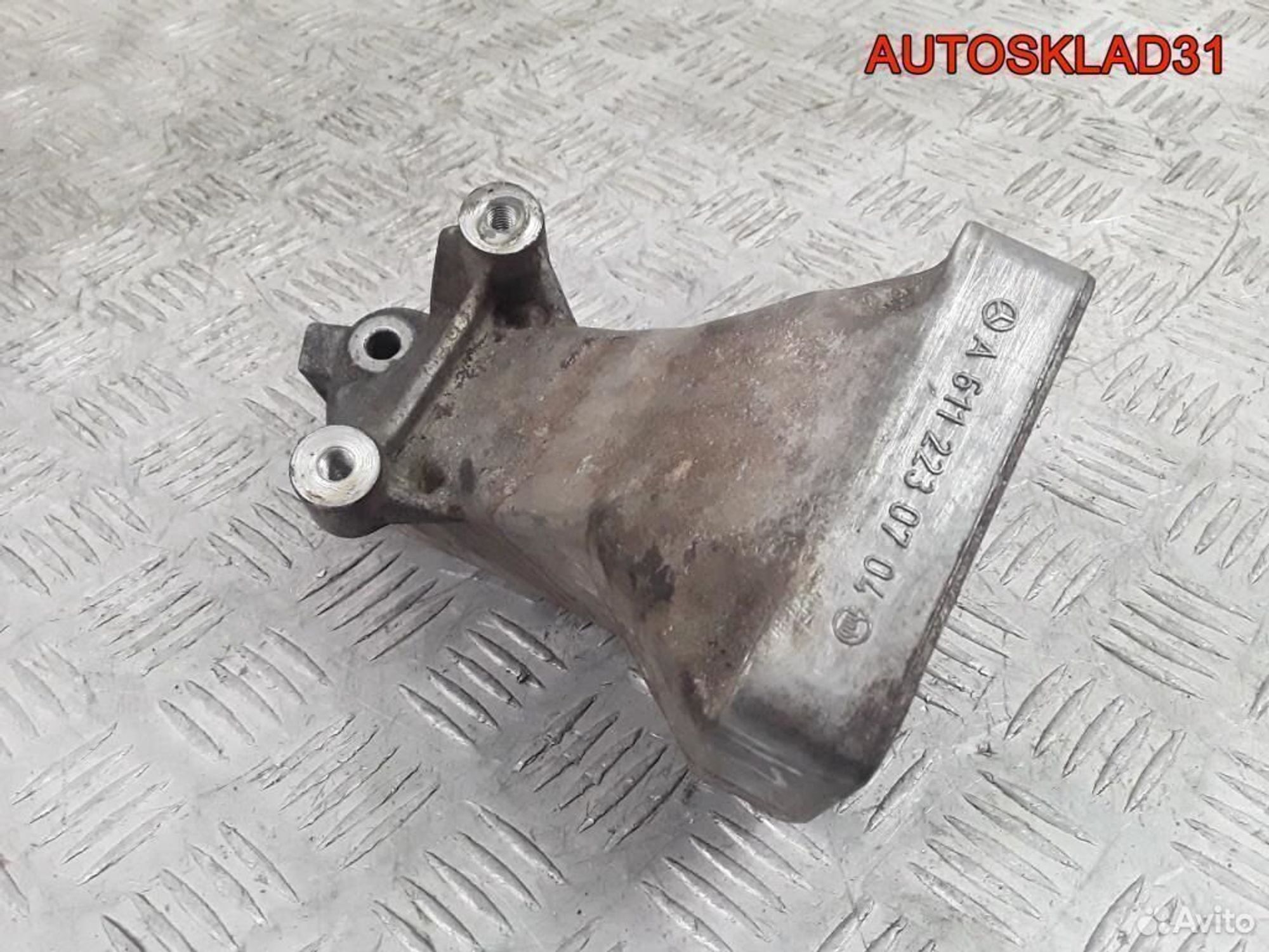 Кронштейн двигателя левый Mercedes W211 2.2 646, 600 рублей, Дубовое