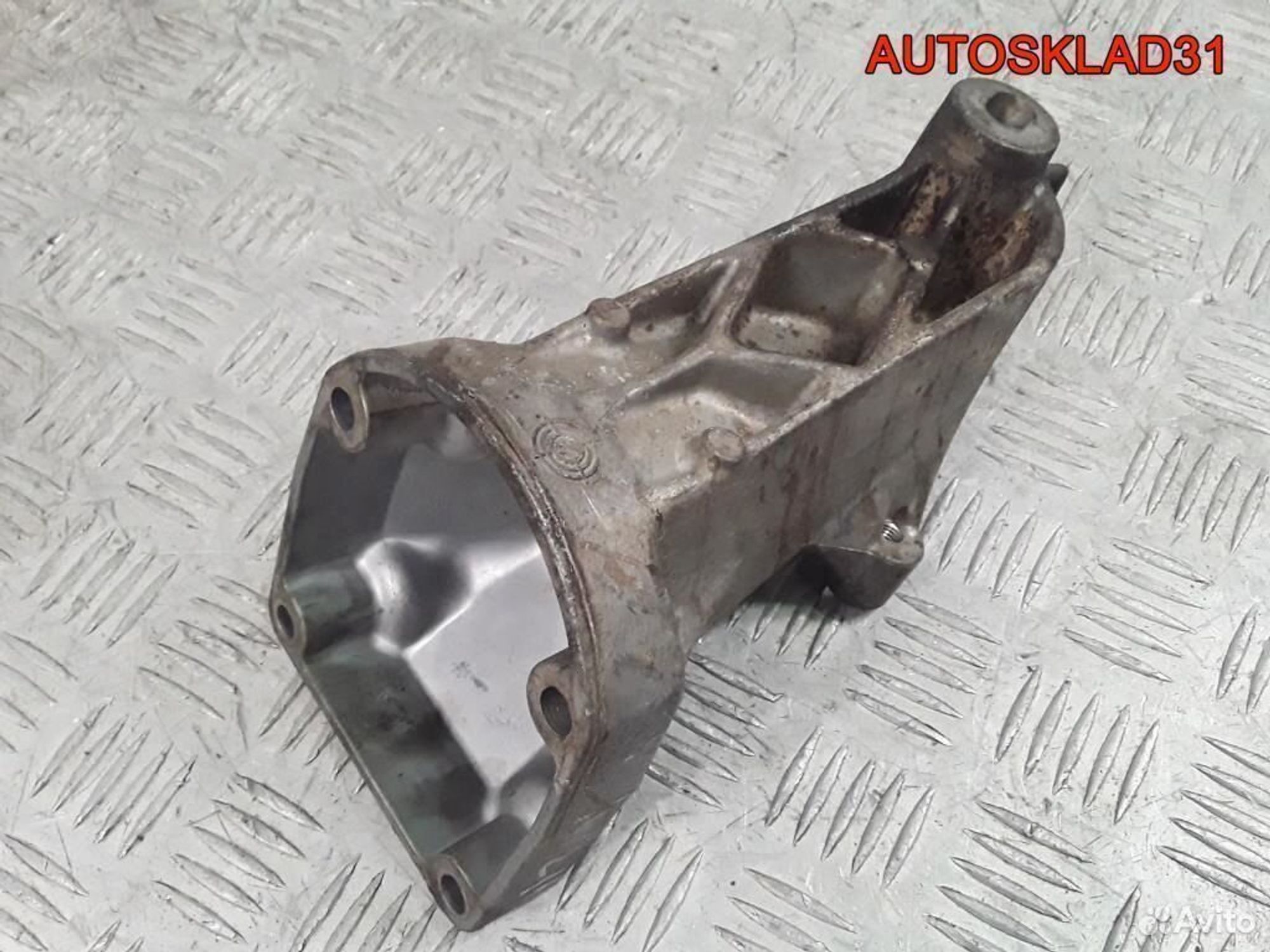 Кронштейн двигателя левый Mercedes W211 2.2 646, 600 рублей, Дубовое