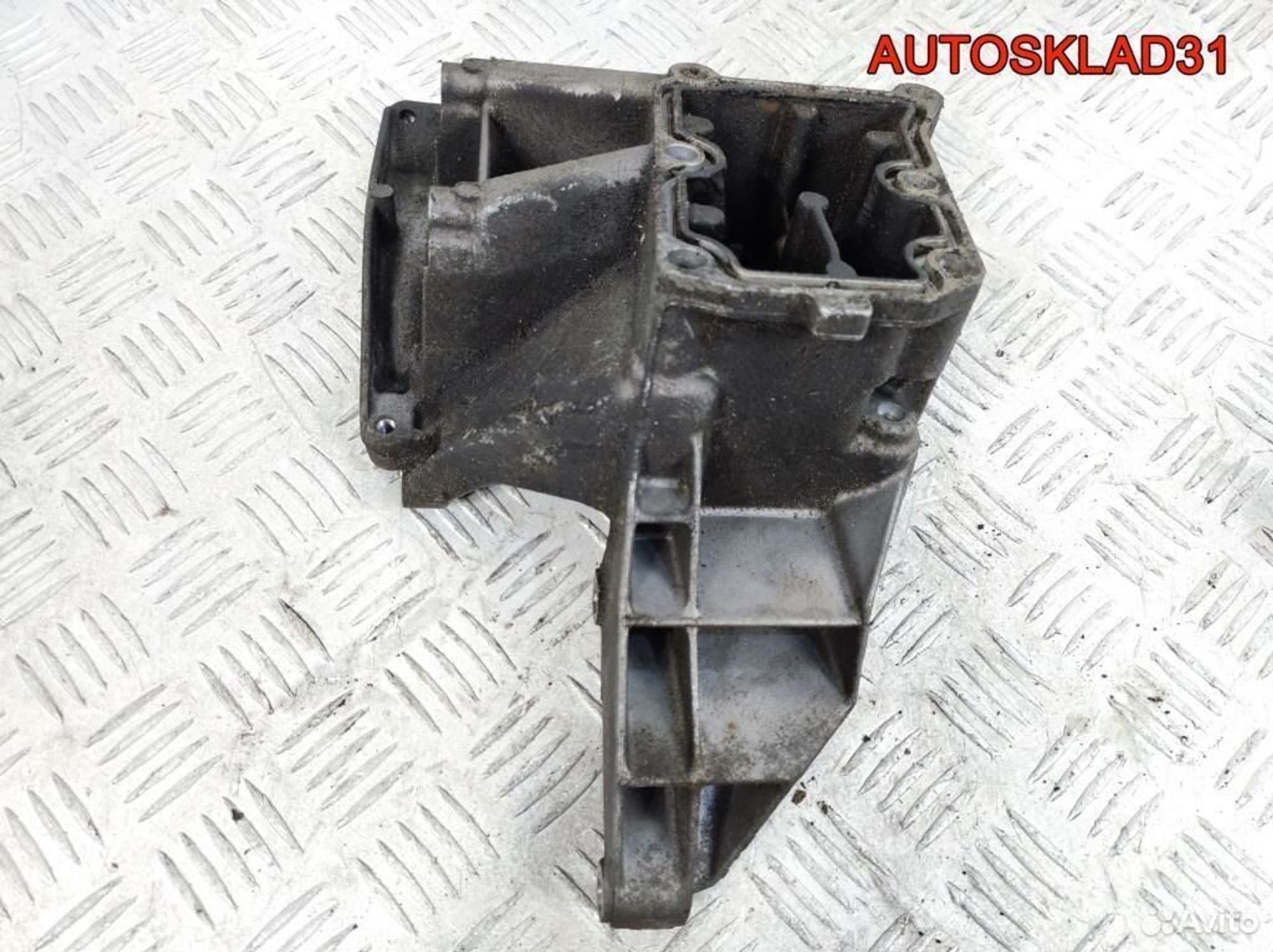 Кронштейн кондиционера Mercedes W203 A1112361330, 1100 рублей, Дубовое