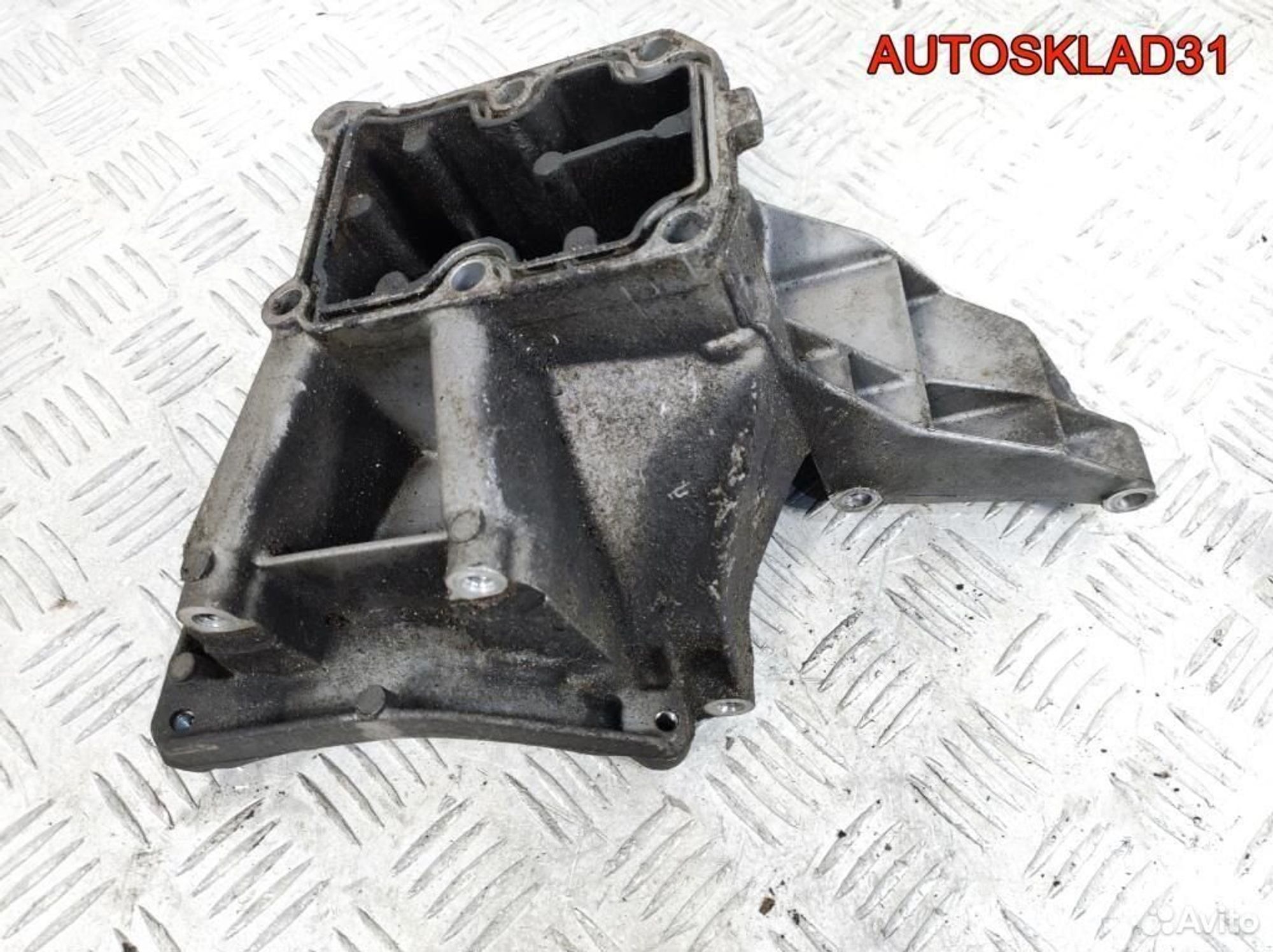 Кронштейн кондиционера Mercedes W203 A1112361330, 1100 рублей, Дубовое