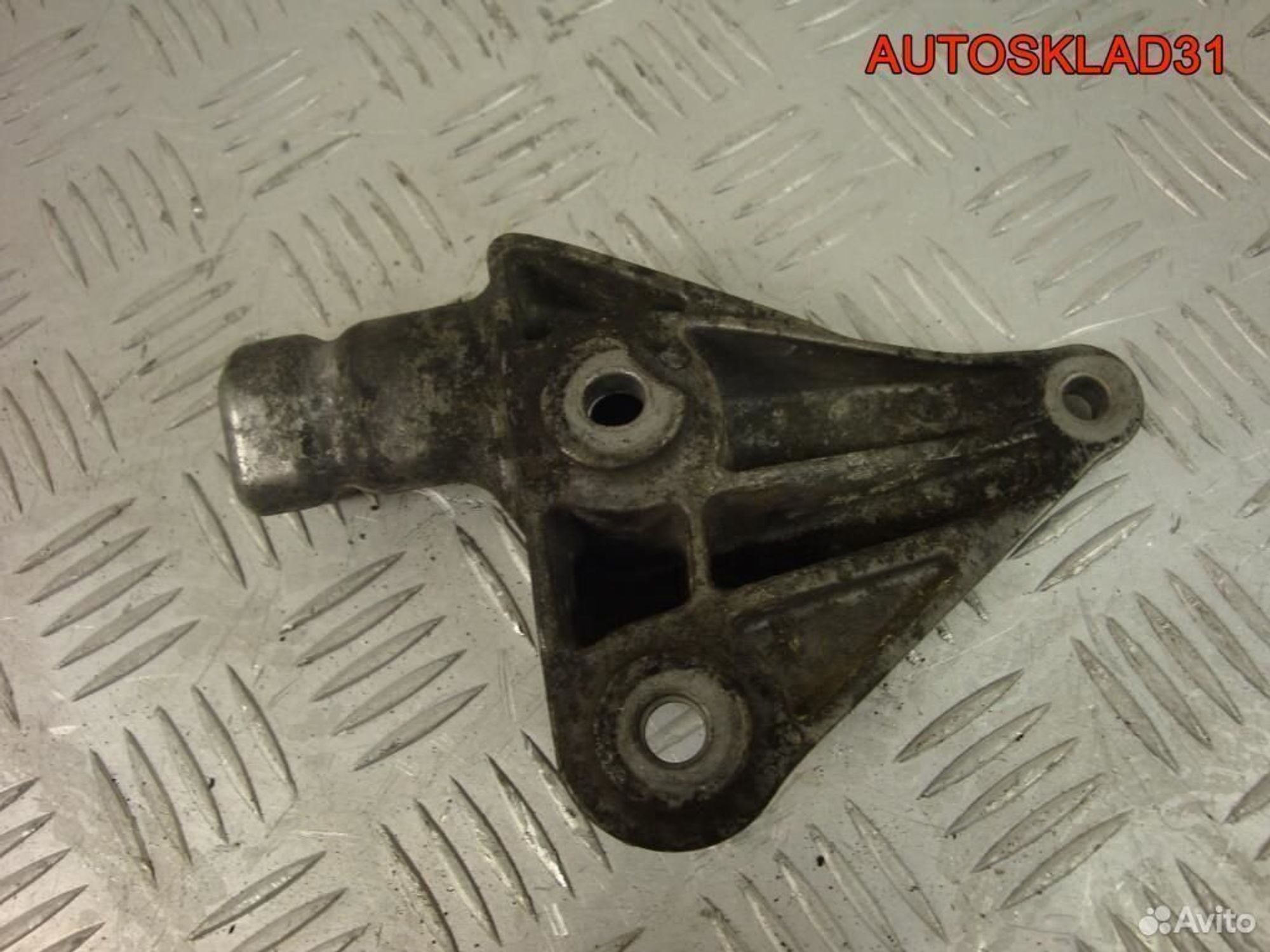 Кронштейн двигателя передний Audi A4 B6 8E0199343M, 1100 рублей, Дубовое