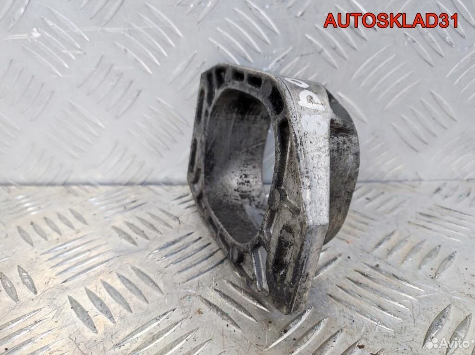 Кронштейн двигателя VW Passat B5 8D0199335P, 1100 рублей, Дубовое