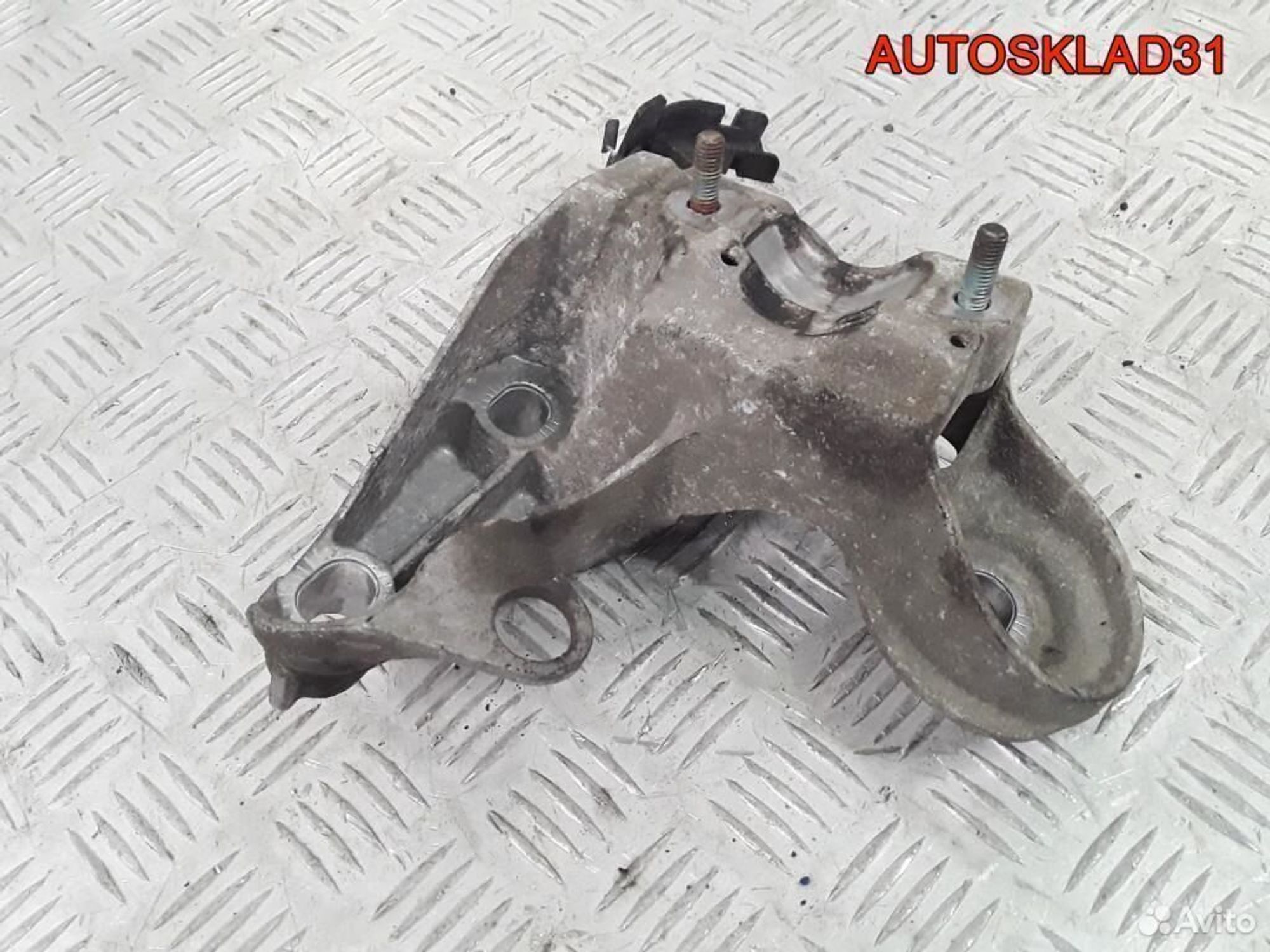 Кронштейн опоры двигателя правый Audi A6 C5 4B0199352B, 900 рублей, Дубовое