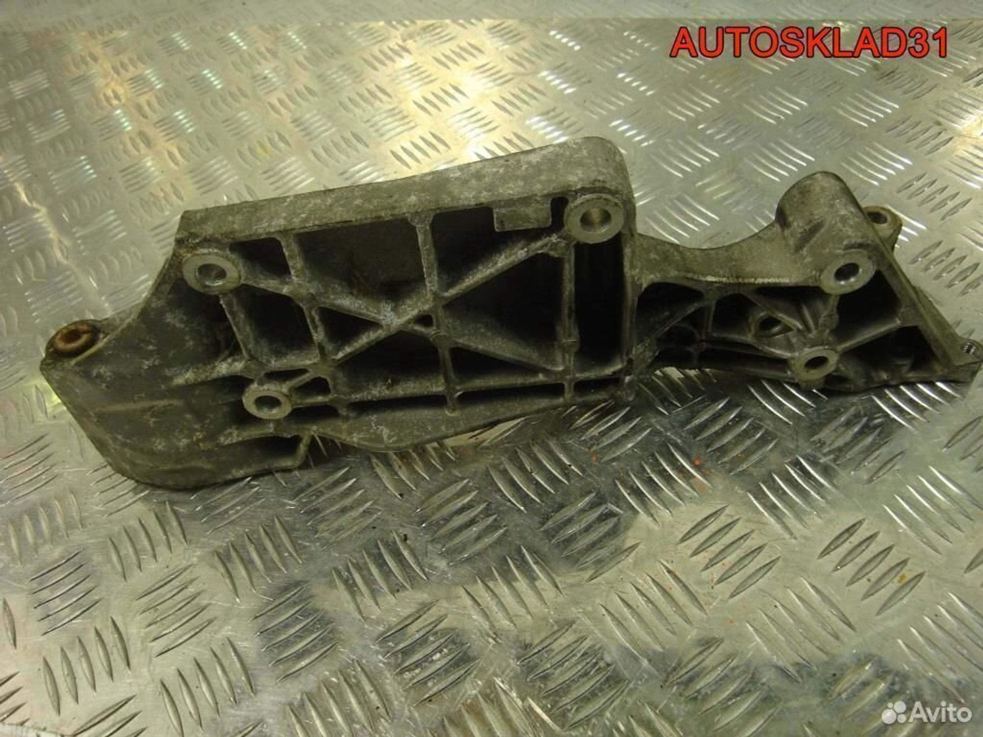 Кронштейн генератора VW Golf 4 06A903143H, 1200 рублей, Дубовое