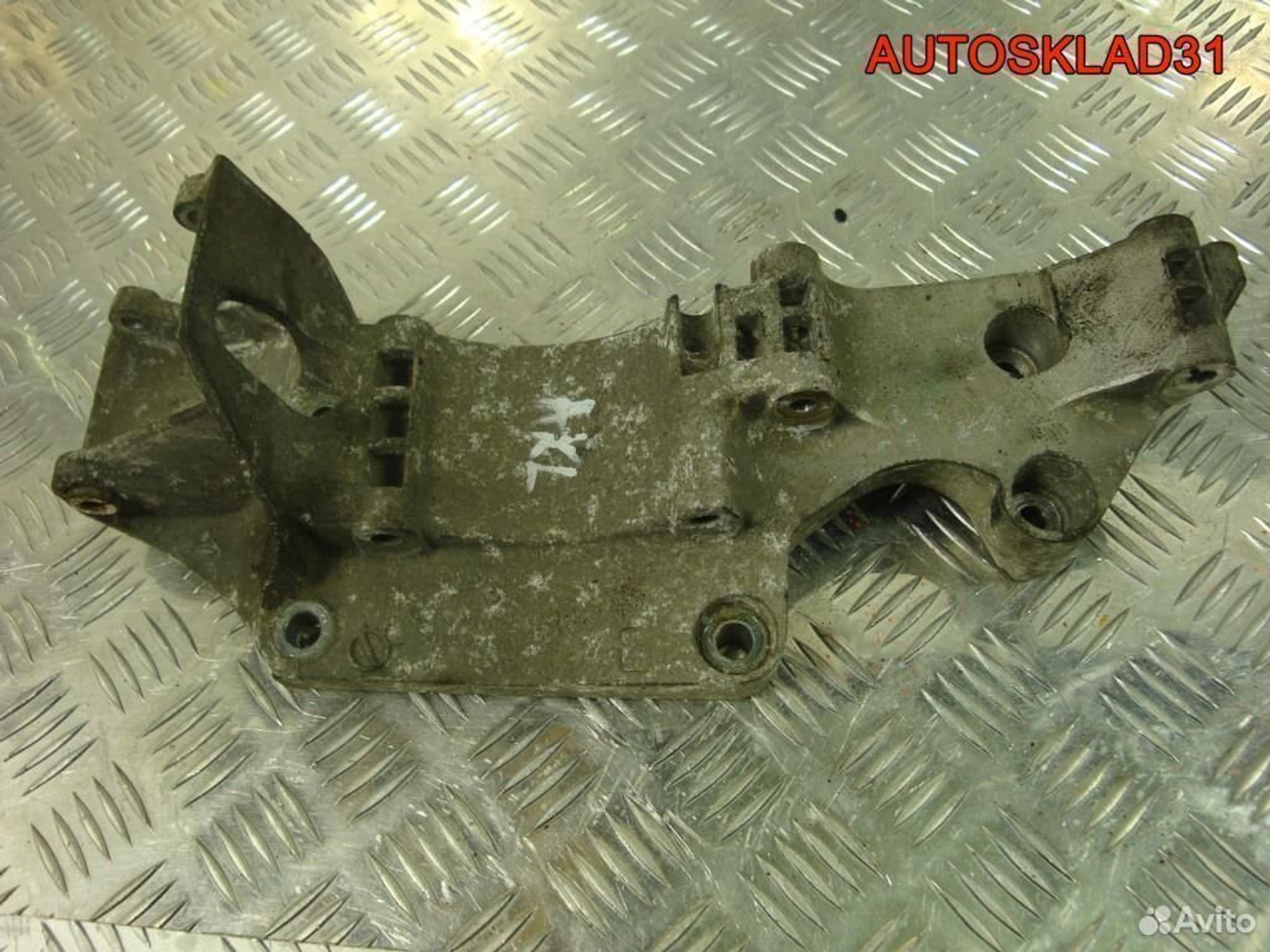 Кронштейн генератора VW Golf 4 06A903143H, 1200 рублей, Дубовое