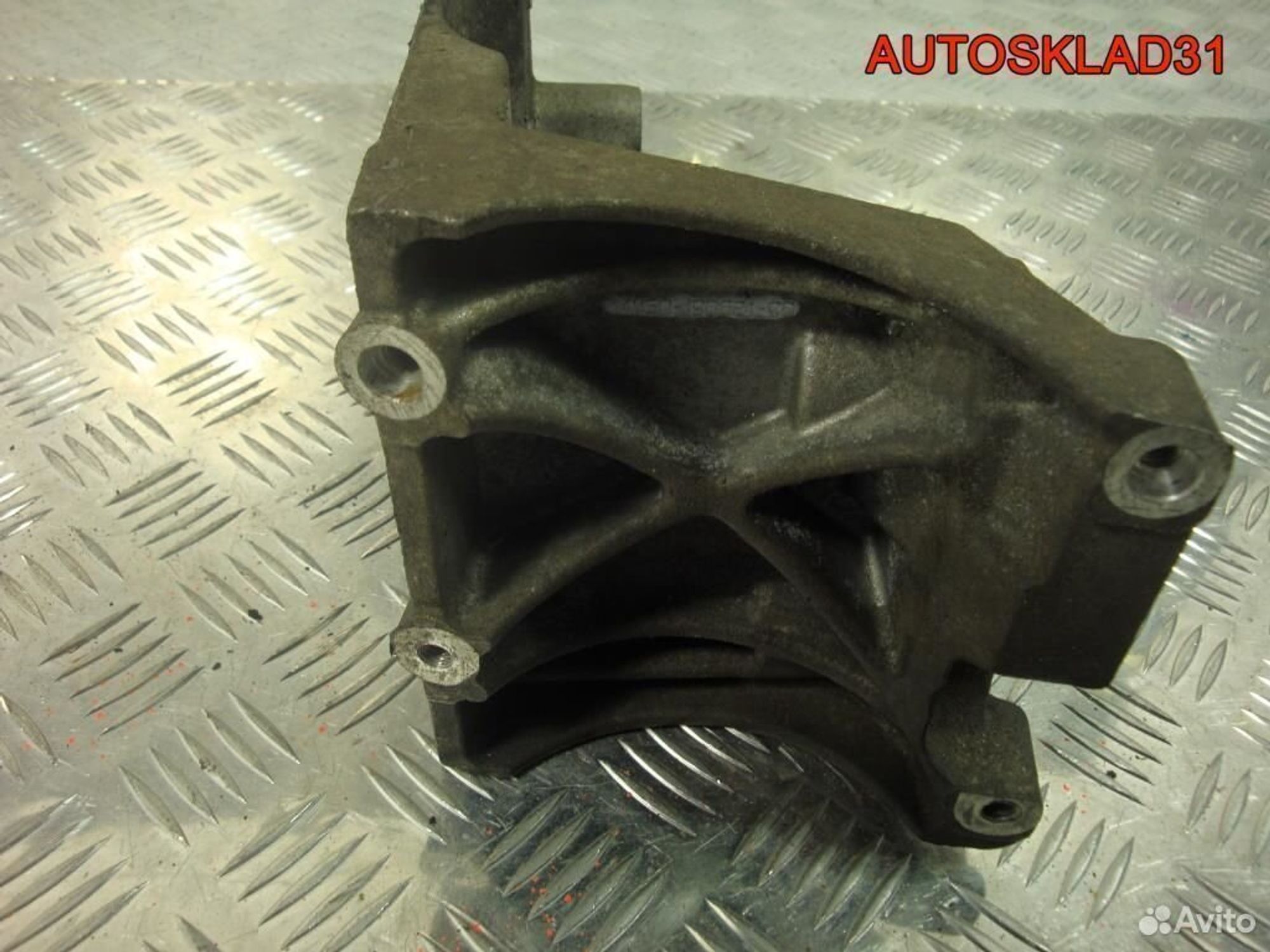 Кронштейн кондиционера Ford Focus 2 4M5Q19D624CC, 900 рублей, Дубовое