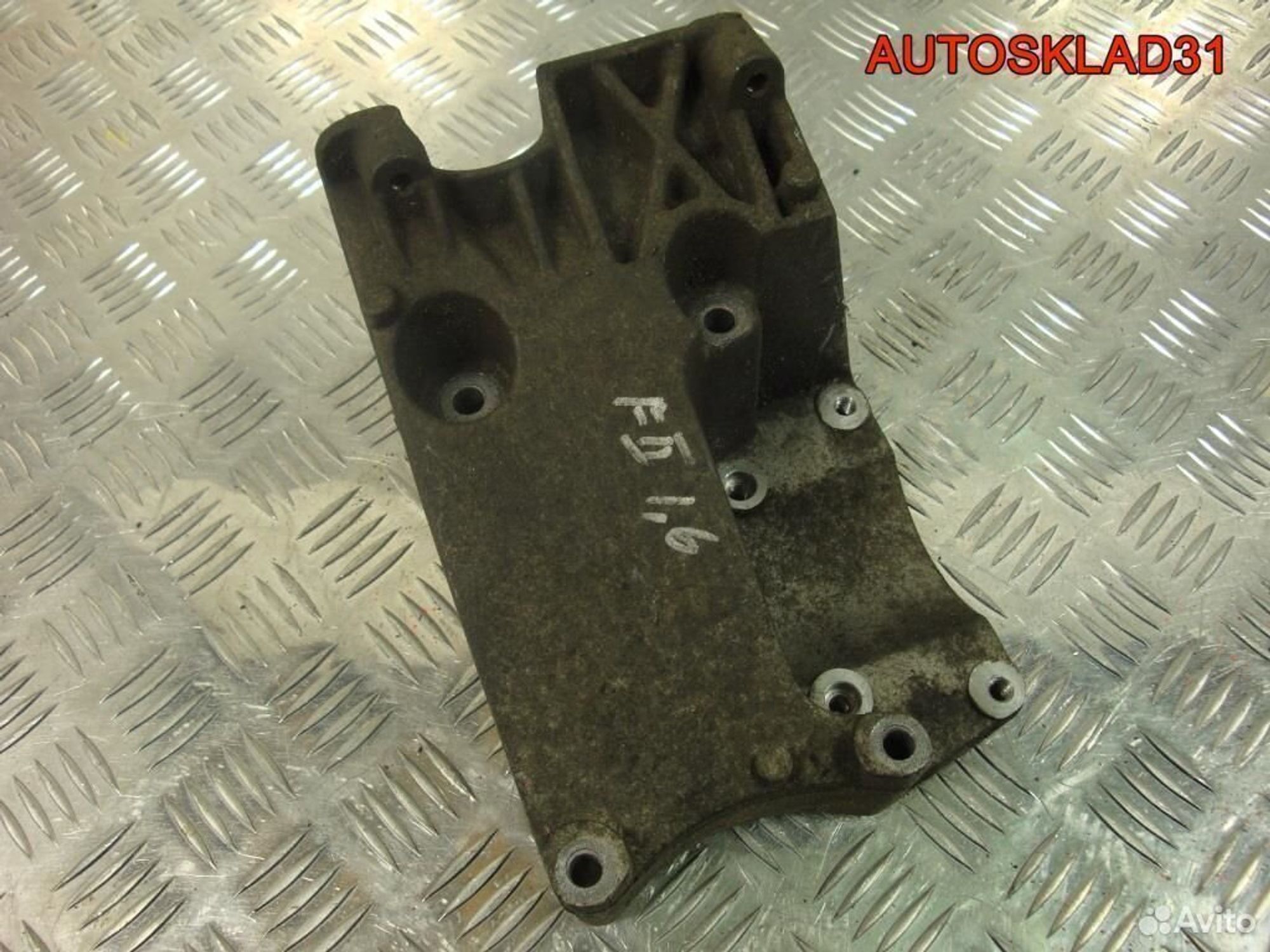 Кронштейн кондиционера Ford Focus 2 4M5Q19D624CC, 900 рублей, Дубовое