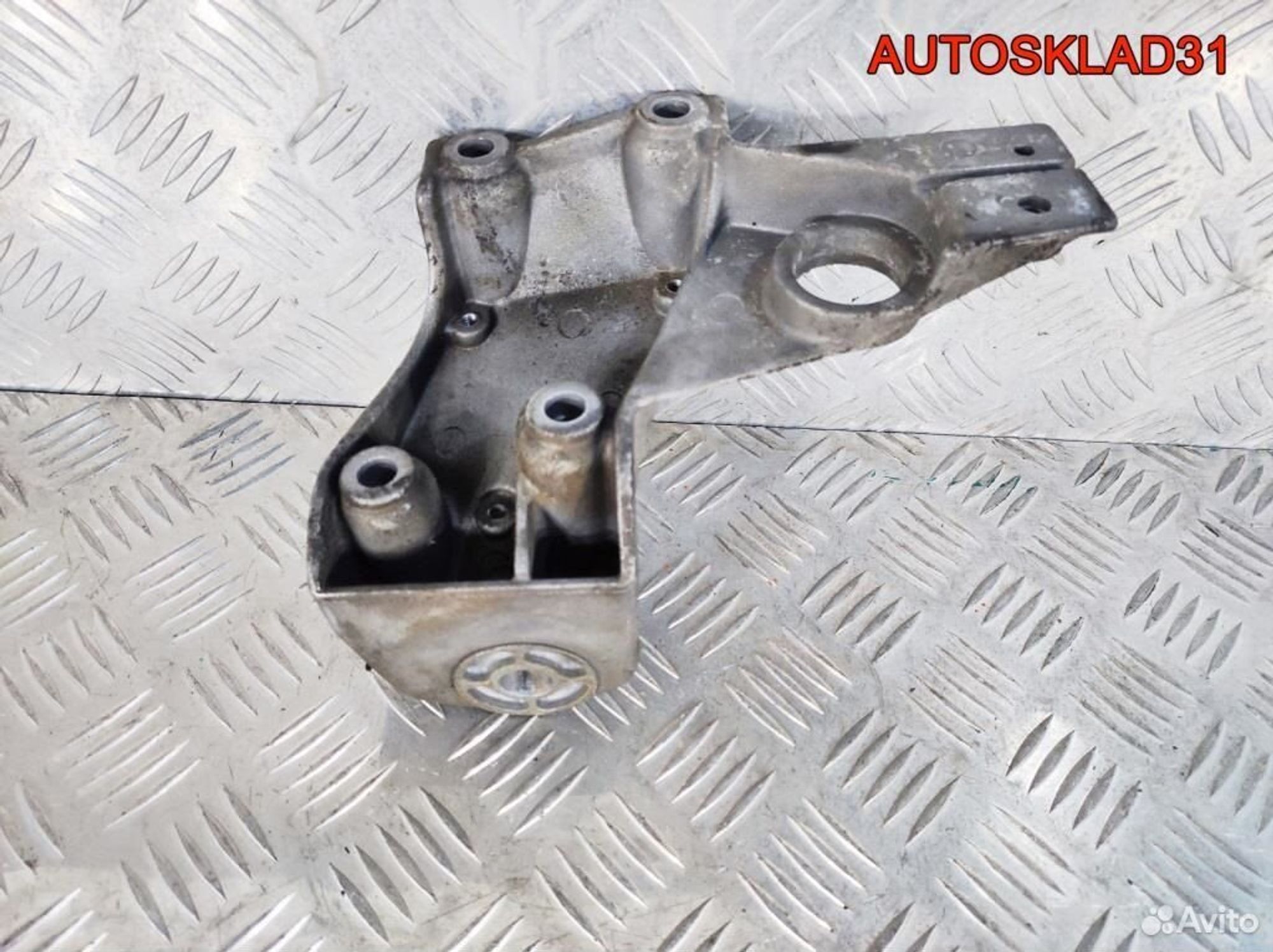 Кронштейн АКПП правый VW Passat B5 8D0399108E, 1100 рублей, Дубовое