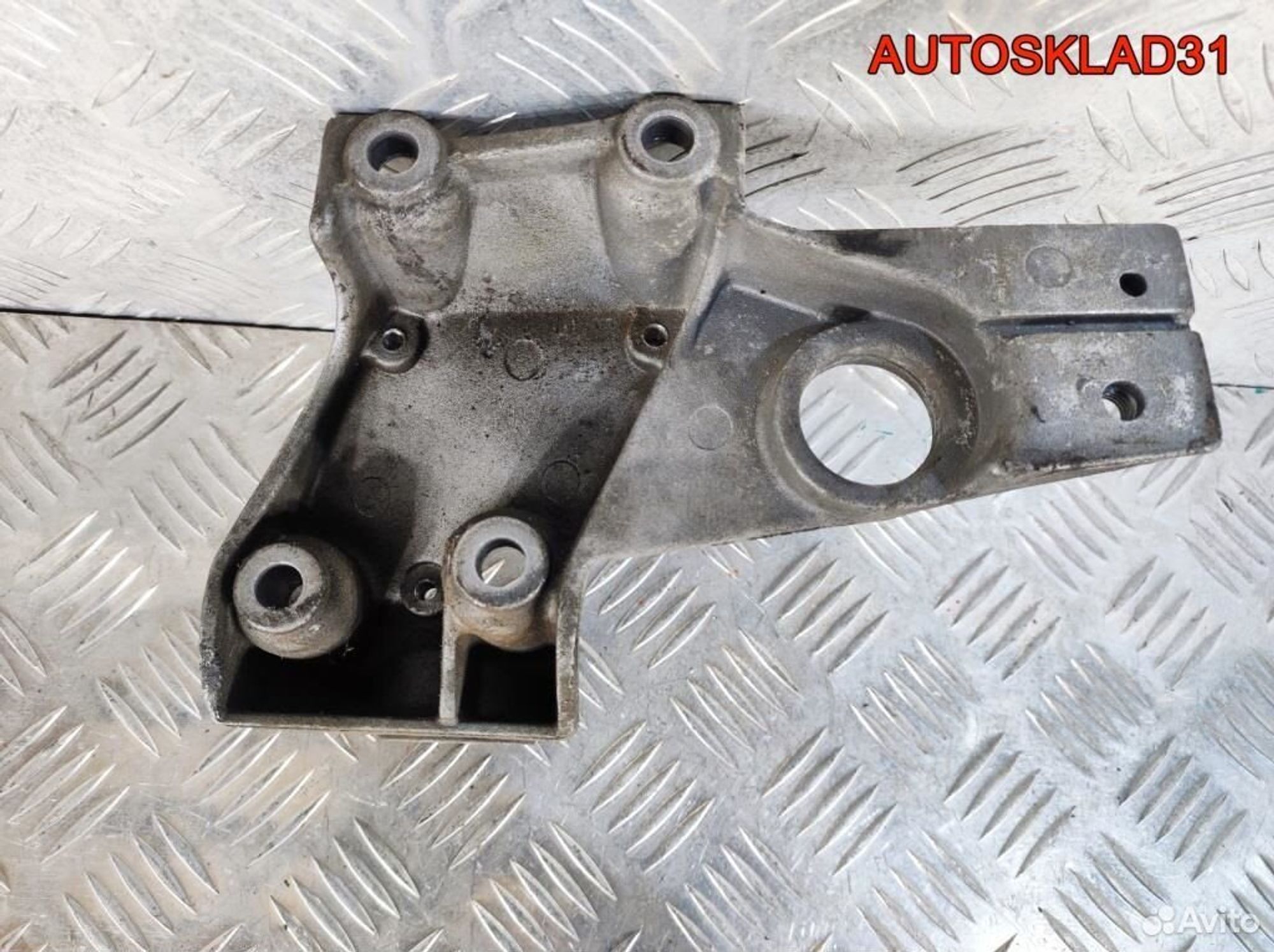 Кронштейн АКПП правый VW Passat B5 8D0399108E, 1100 рублей, Дубовое