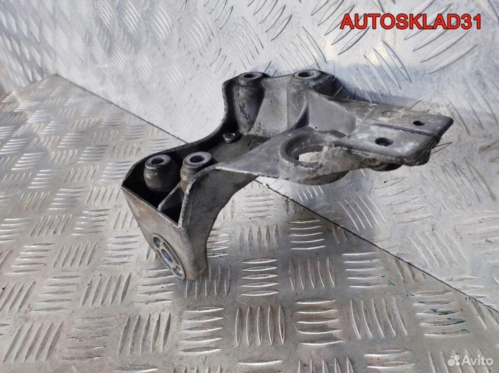 Кронштейн АКПП правый VW Passat B5 8D0399108E, 1100 рублей, Дубовое