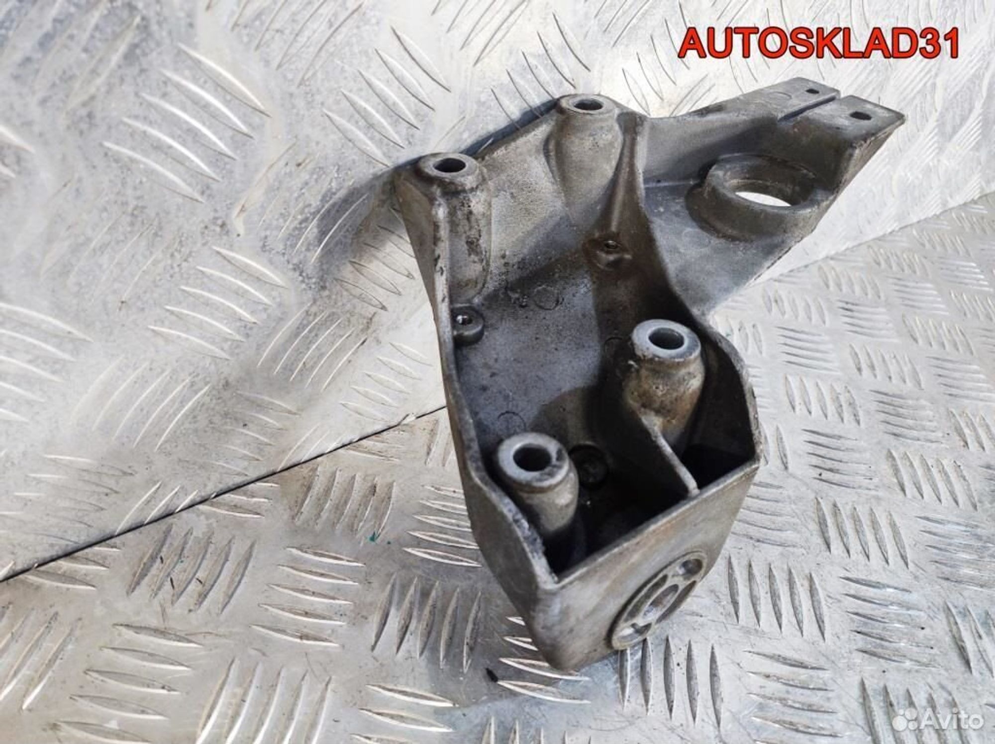 Кронштейн АКПП правый VW Passat B5 8D0399108E, 1100 рублей, Дубовое