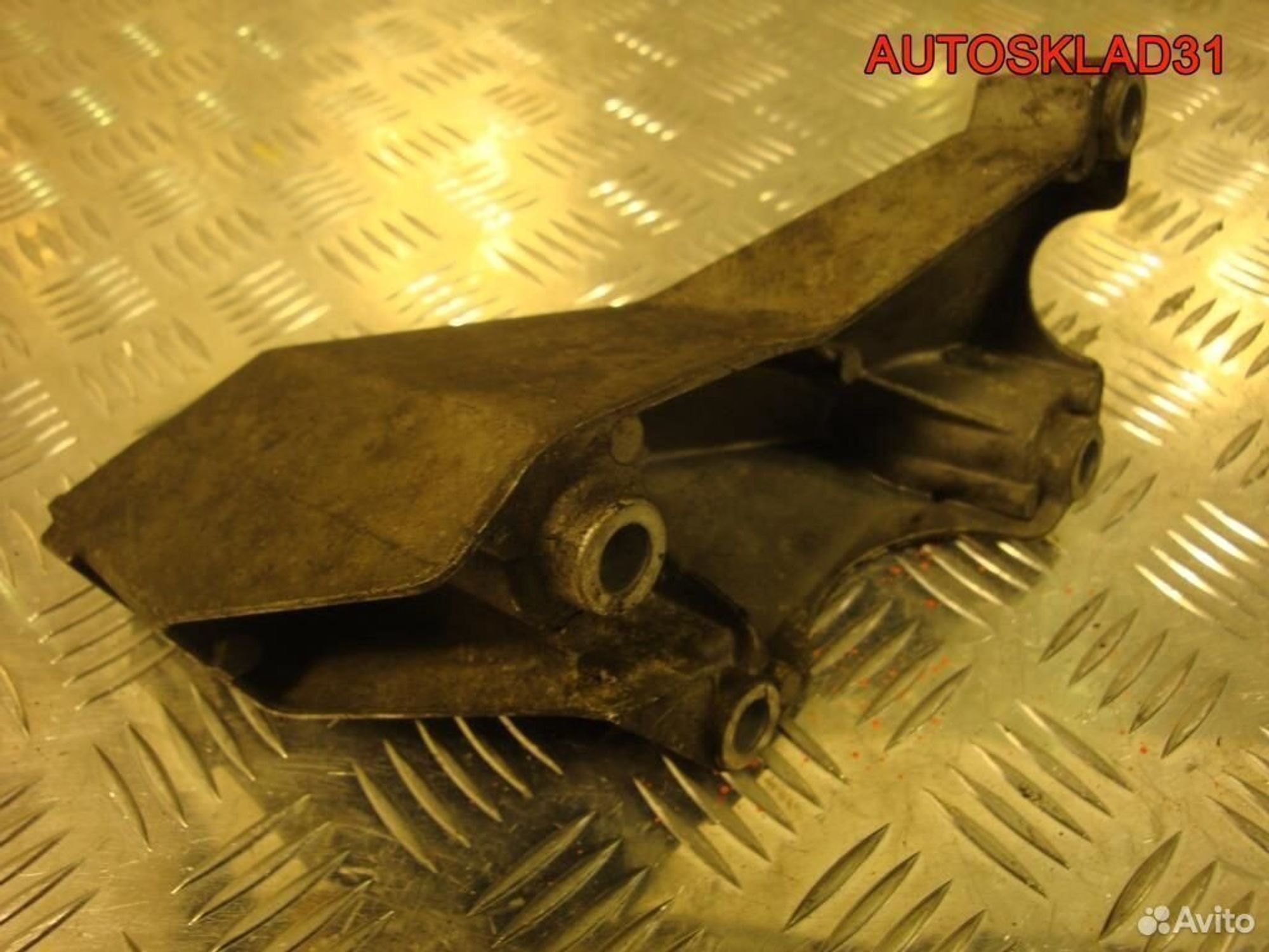 Кронштейн двигателя левый Audi A4 B6 8E0199307A, 600 рублей, Дубовое