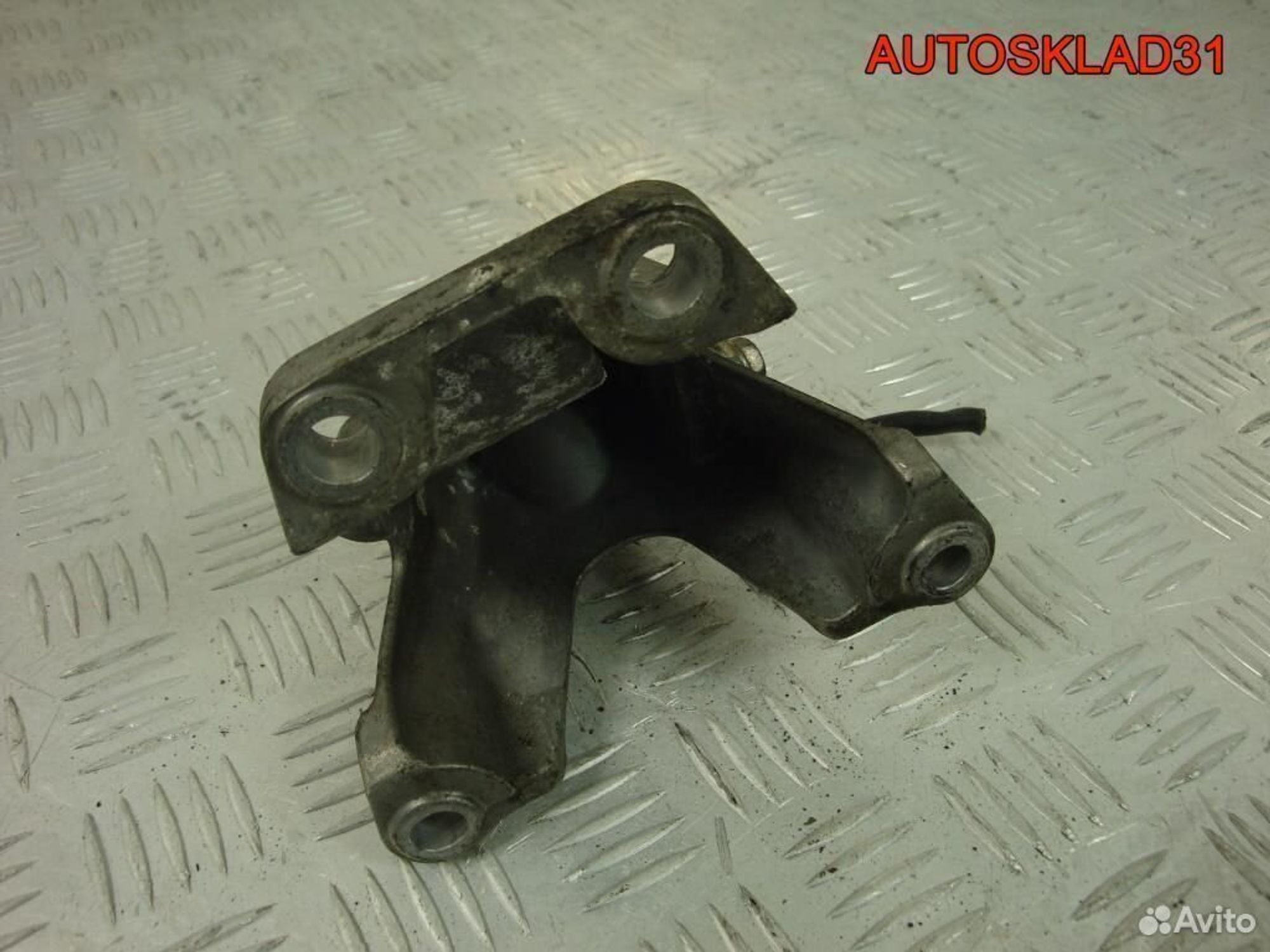 Кронштейн двигателя правый Audi A4 B6 8E0199308H, 1200 рублей, Дубовое