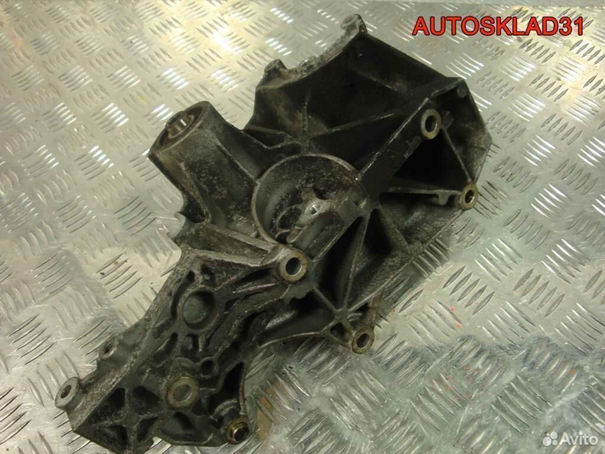 Кронштейн генератора VW Passat B5+ 038903143AE, 1200 рублей, Дубовое