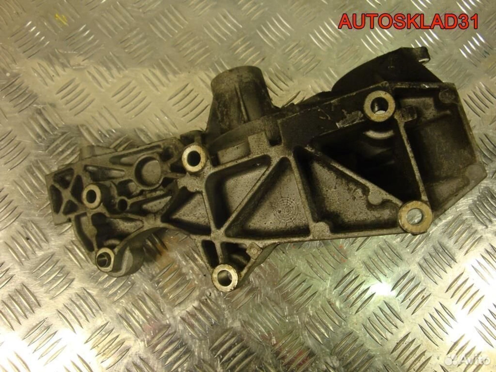 Кронштейн генератора VW Passat B5+ 038903143AE, 1200 рублей, Дубовое