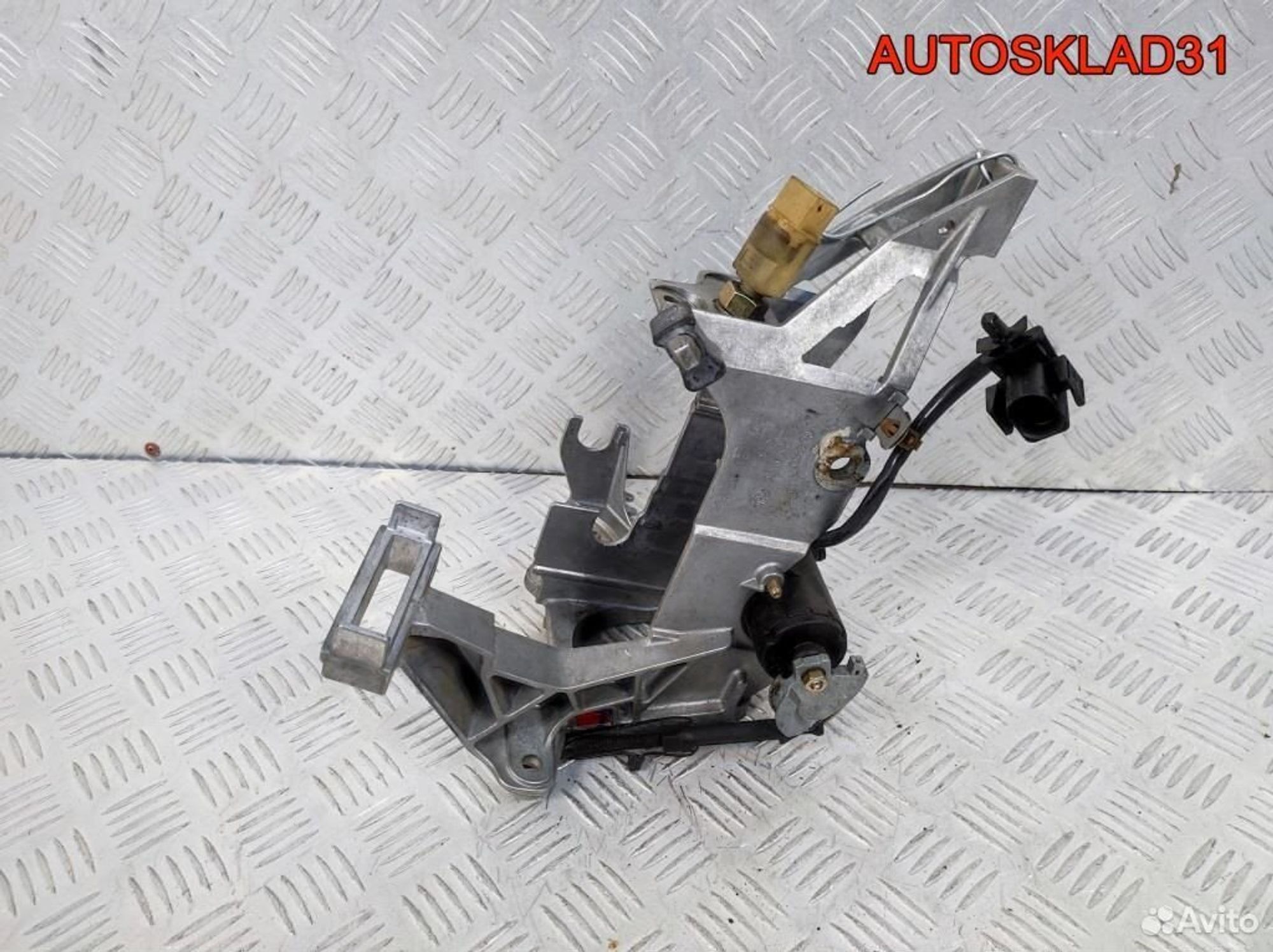 Кронштейн педали Volkswagen Passat B5 8D1721117E, 1100 рублей, Дубовое