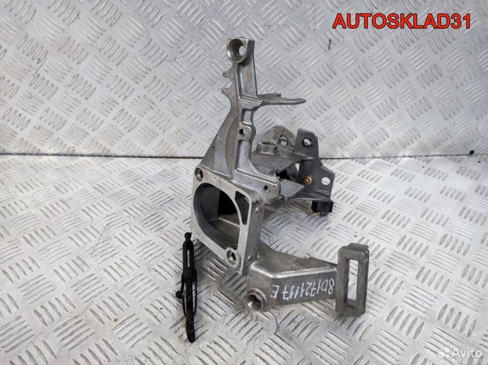 Кронштейн педали Volkswagen Passat B5 8D1721117E, 1100 рублей, Дубовое