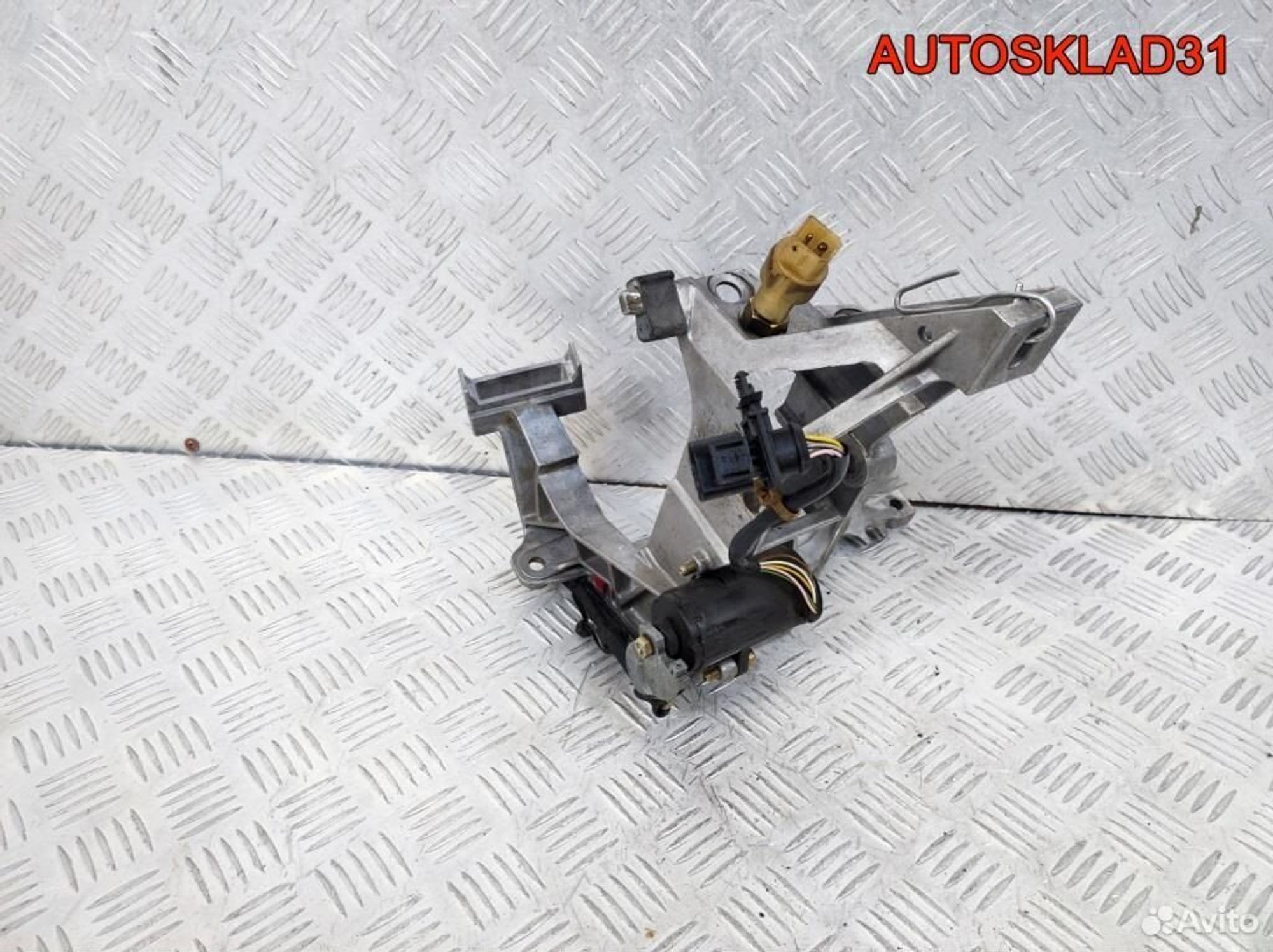 Кронштейн педали Volkswagen Passat B5 8D1721117E, 1100 рублей, Дубовое